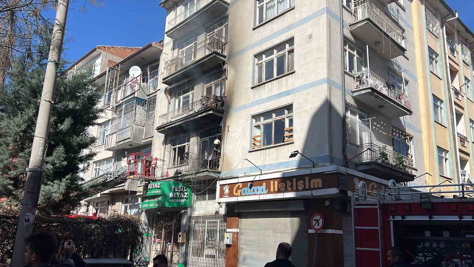 yanginda-mahsur-kalanlarin-vatandaslarin-actigi-battaniyeye-atlayarak-kurtuldugu-anlar-kamerada