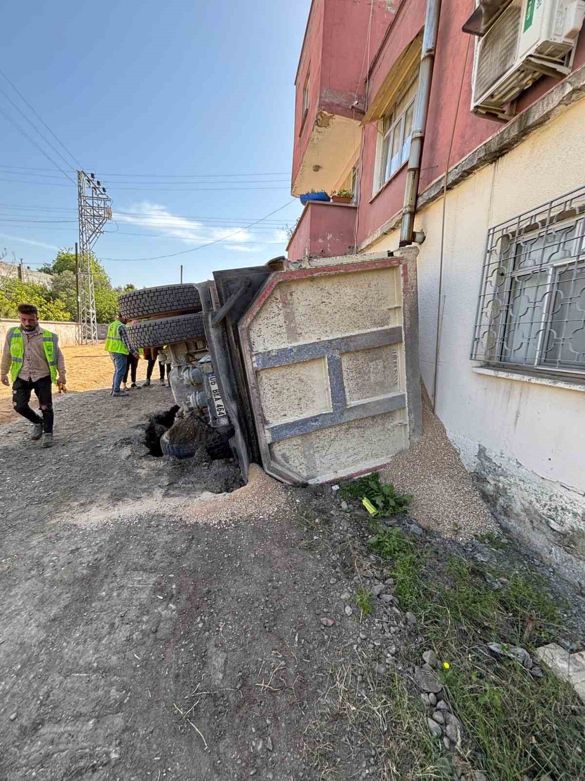 yolun-cokmesiyle-kum-yuklu-kamyon-devrildi