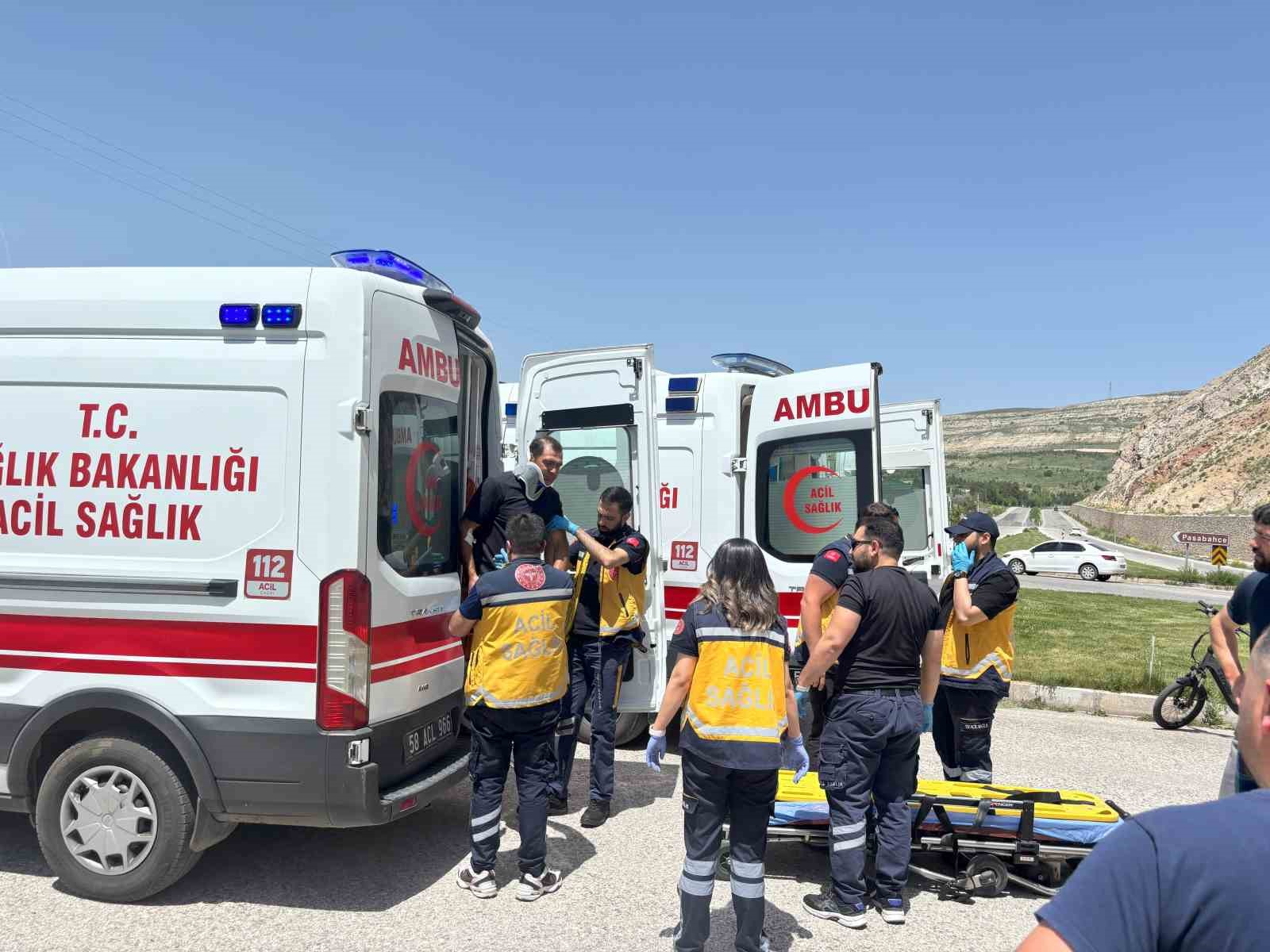 2-arac-kavsakta-carpisti-3u-cocuk-6-kisi-yaralandi