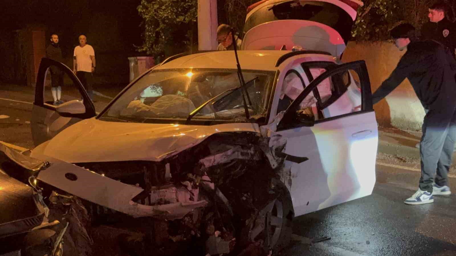 2-otomobil-kafa-kafaya-carpisti-6-yarali