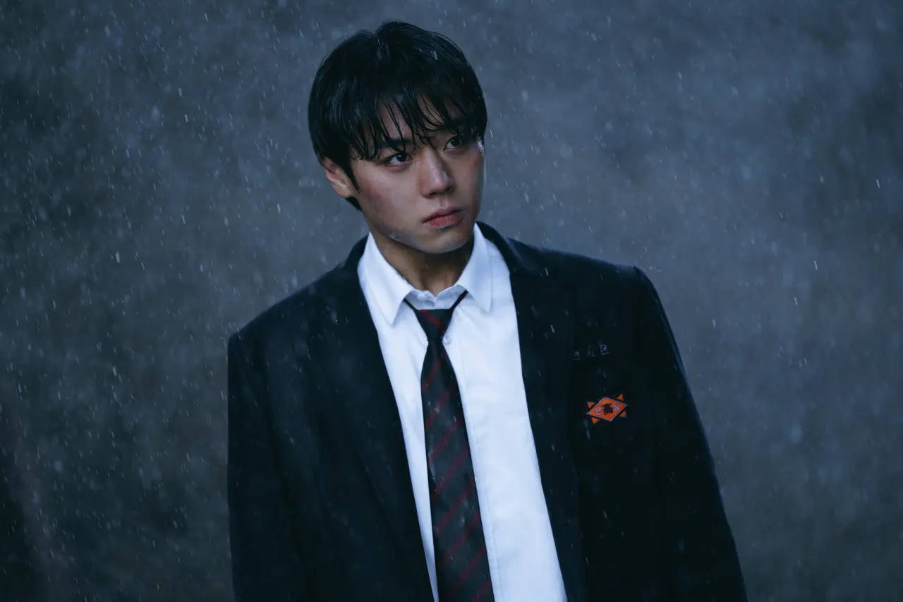 Park Ji-hoon as Yeon Sieun in Weak Hero Class 2