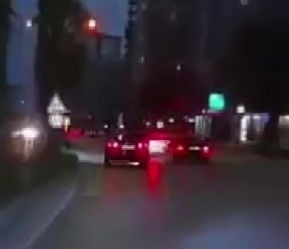 adanada-makas-atan-otomobilin-zincirleme-kazaya-neden-oldugu-anlar-kamerada