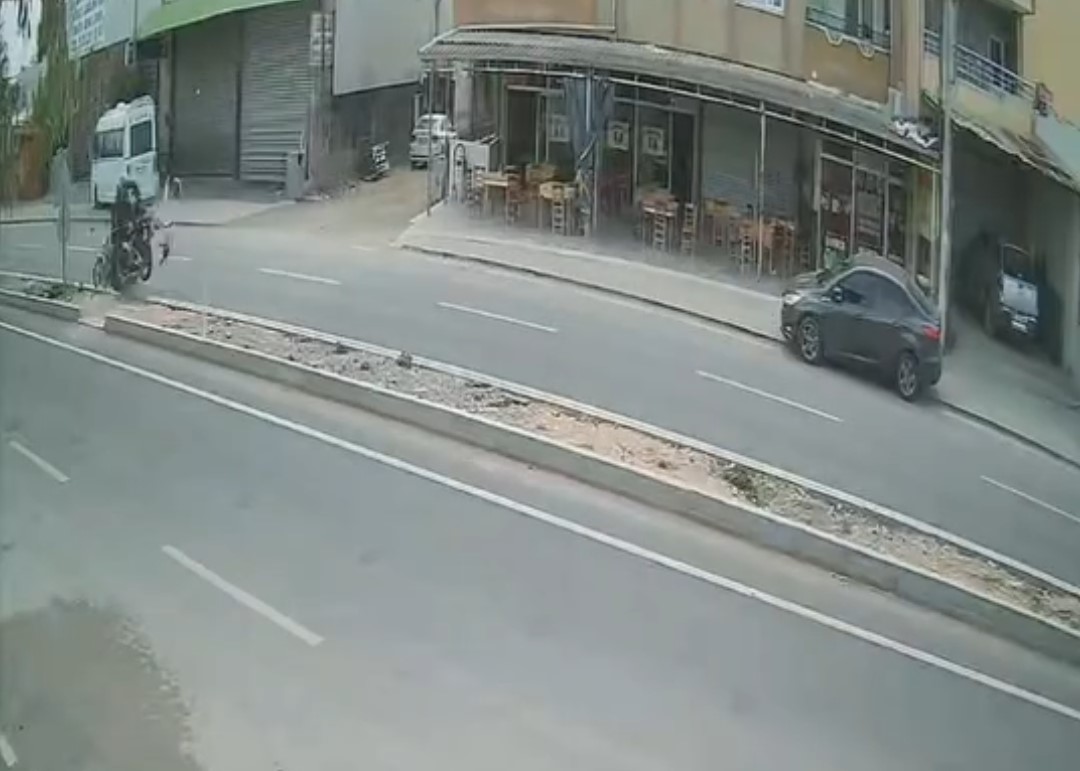 adanada-trafik-kazasinda-inanilmaz-kurtulus