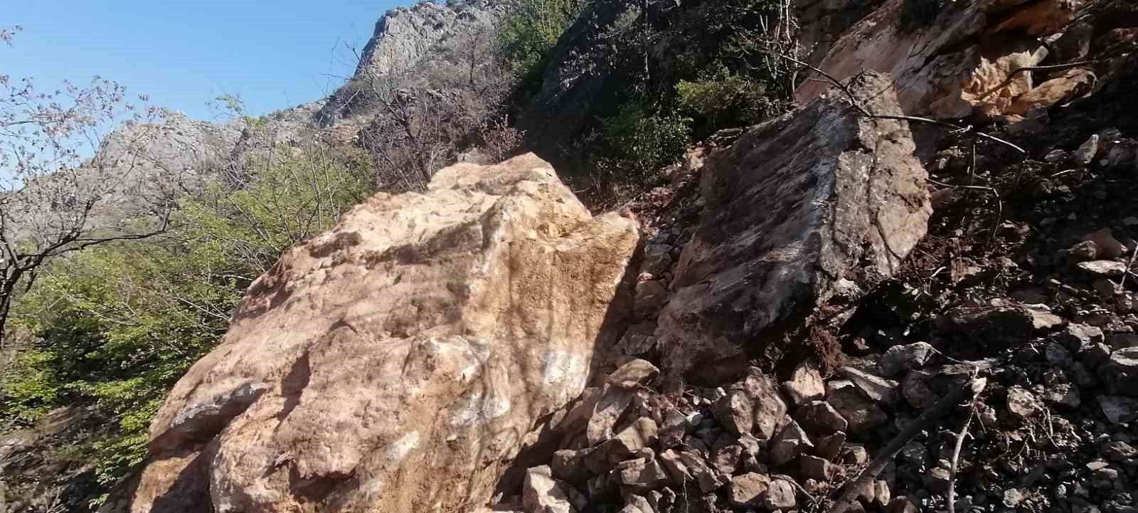 amasyada-dagdan-kopan-dev-kaya-parcalari-korkuttu