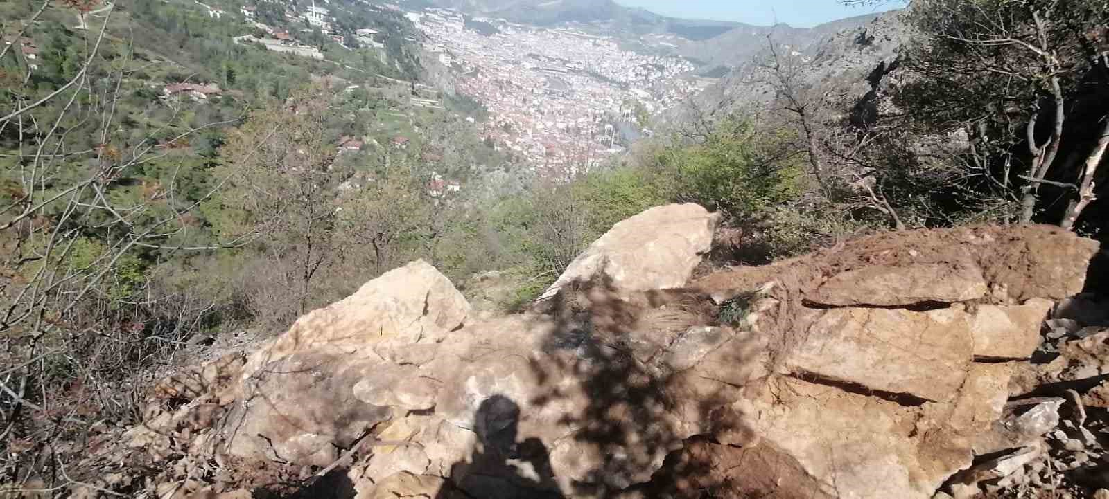 amasyada-dagdan-kopan-dev-kaya-parcalari-korkuttu