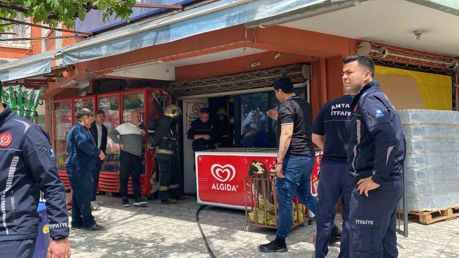 antalyada-markette-yangin-korkusu