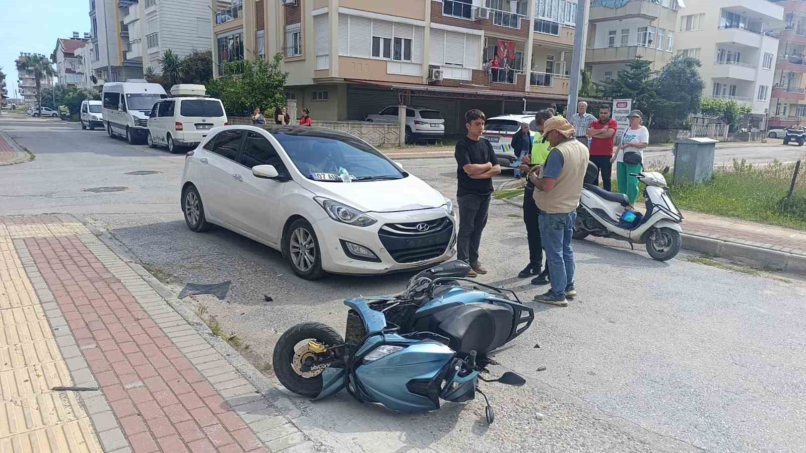 antalyada-otomobille-carpisan-motosiklet-surucusu-havada-taklalar-atti