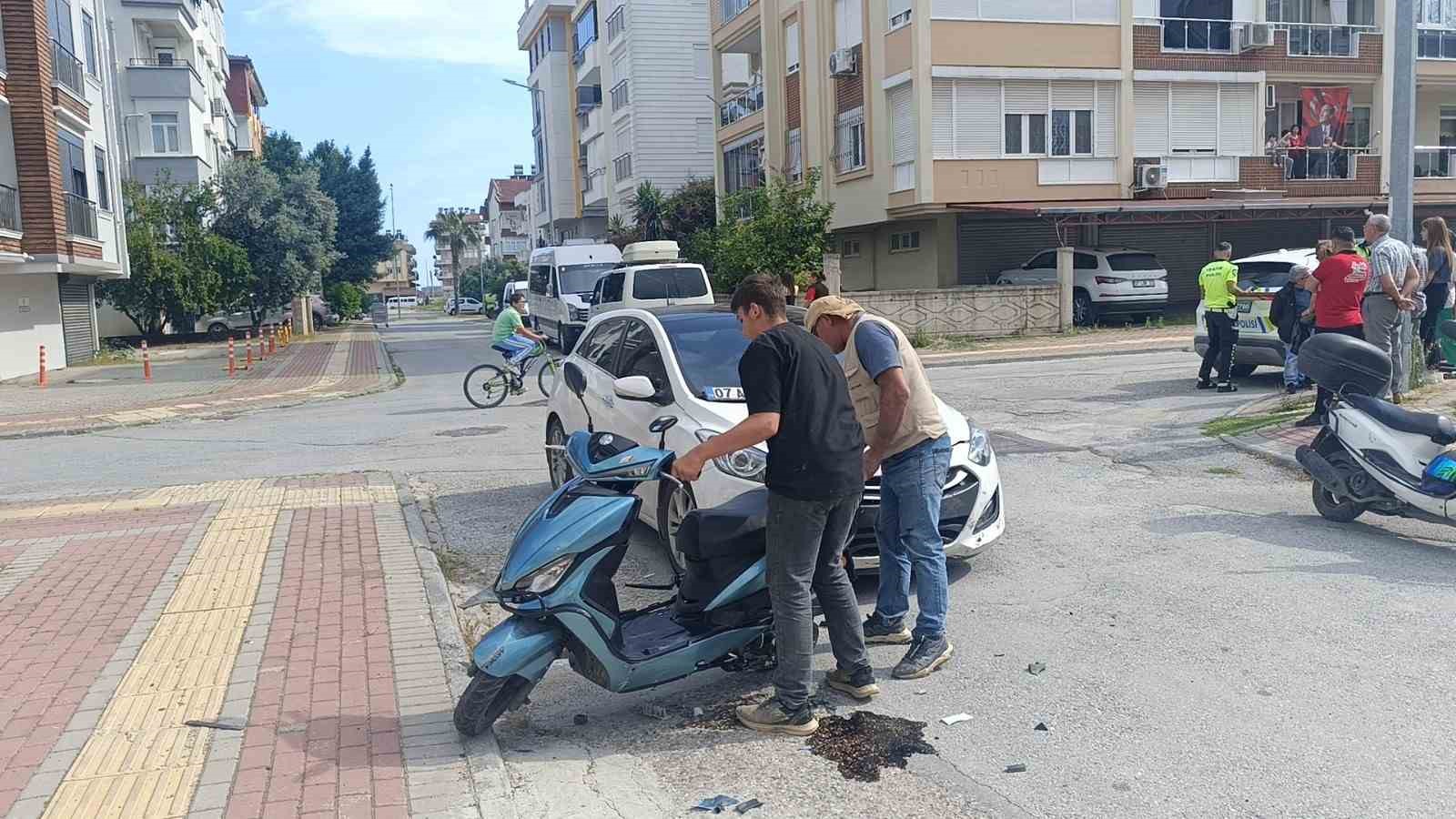 antalyada-otomobille-carpisan-motosiklet-surucusu-havada-taklalar-atti