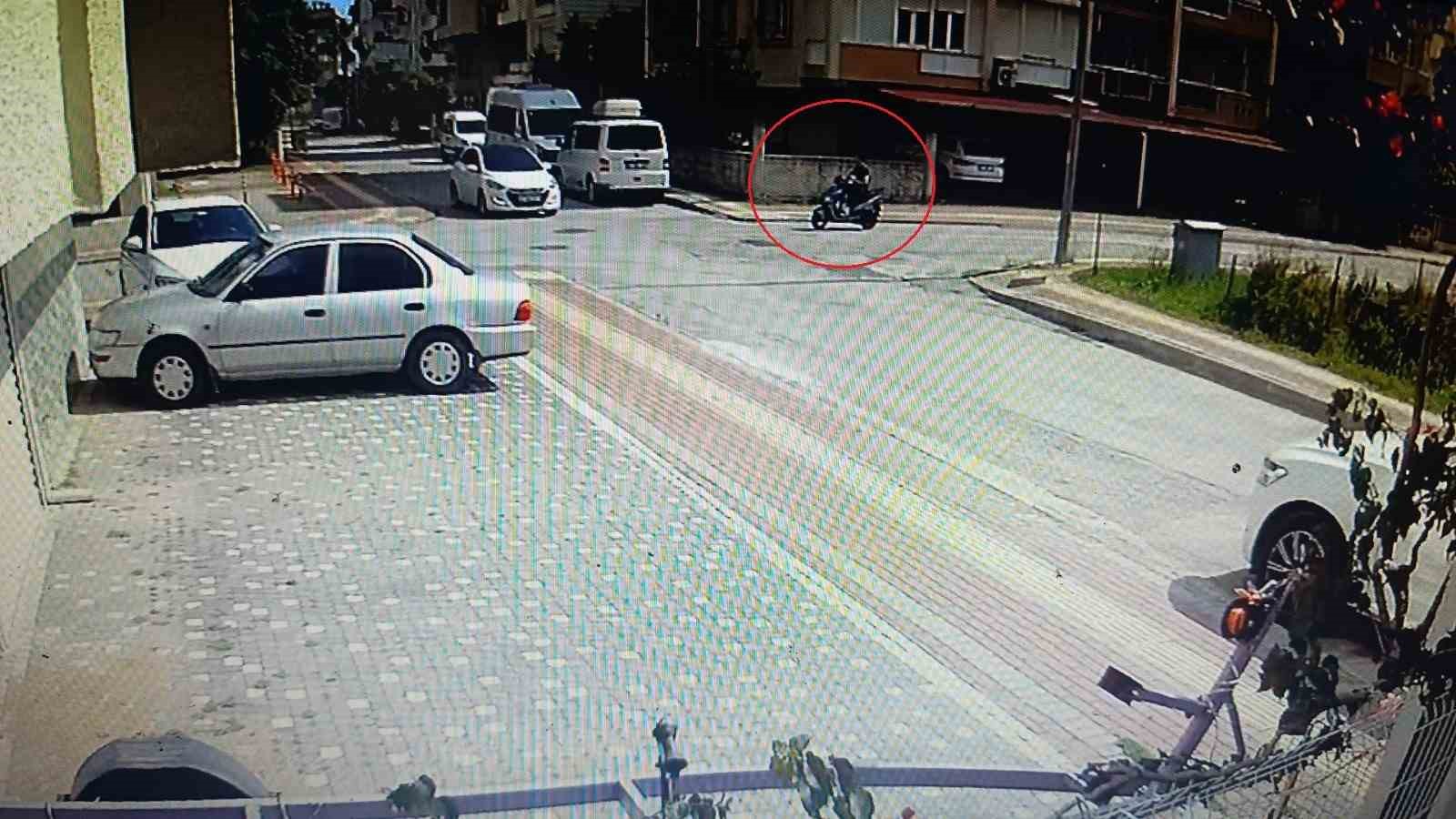 antalyada-otomobille-carpisan-motosiklet-surucusu-havada-taklalar-atti