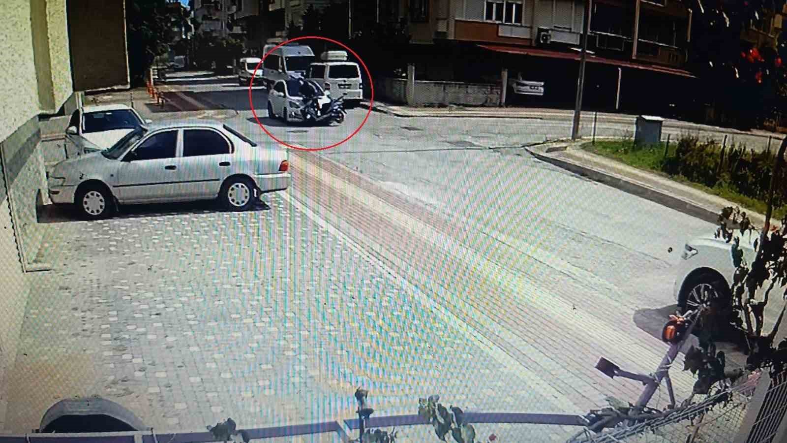 antalyada-otomobille-carpisan-motosiklet-surucusu-havada-taklalar-atti