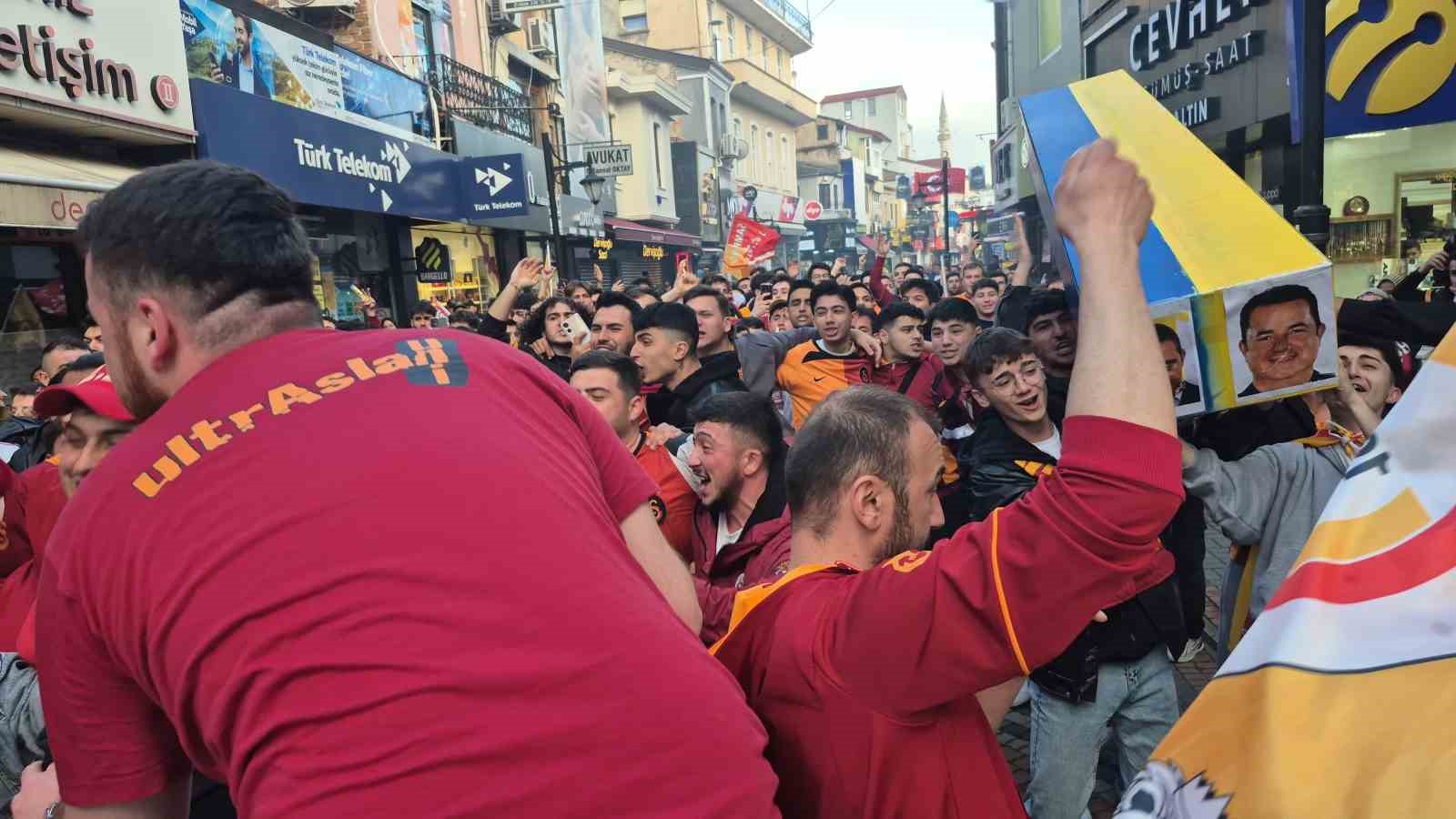 bartinda-galatasaray-taraftarlarindan-ilginc-goruntuler