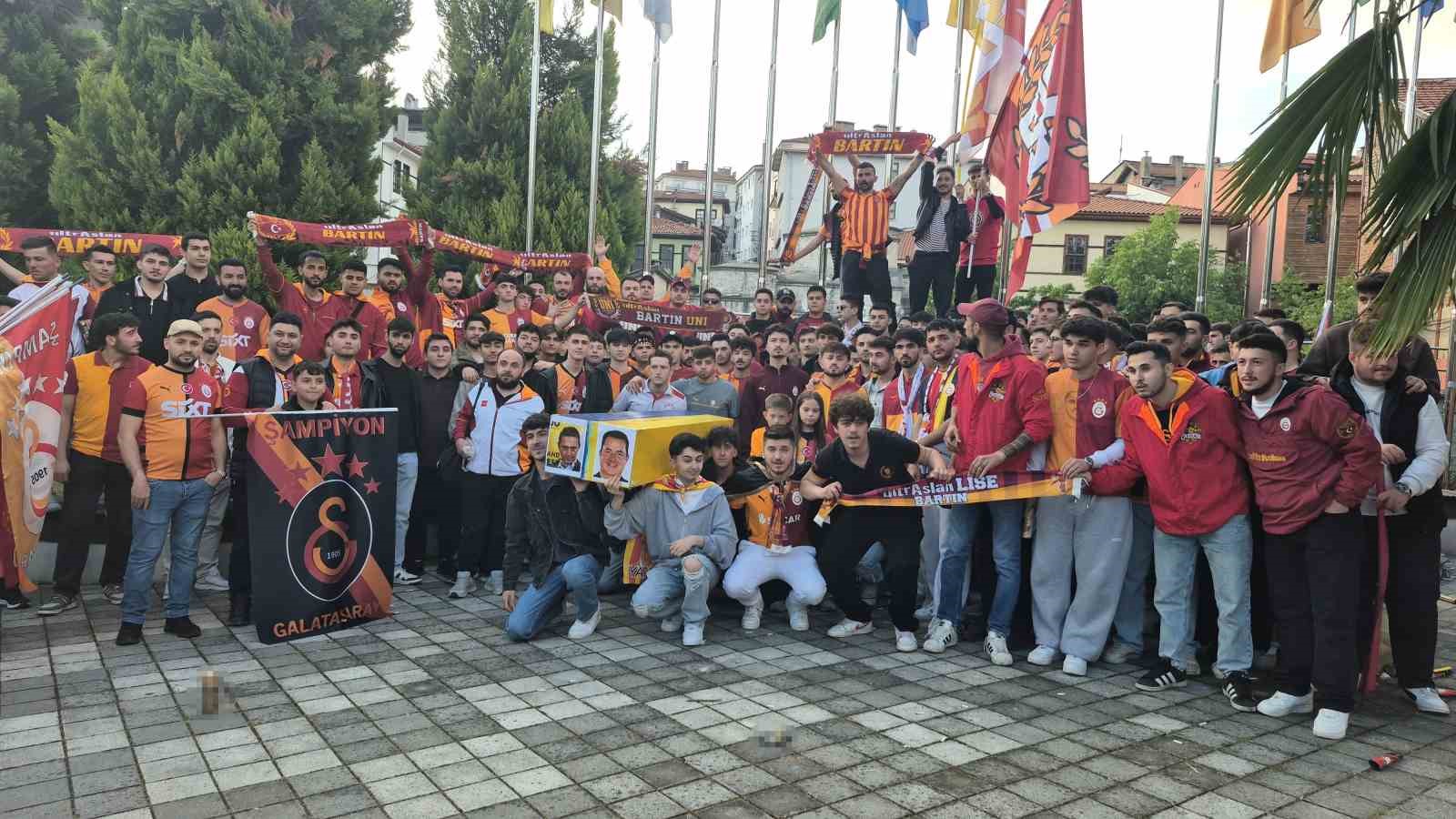 bartinda-galatasaray-taraftarlarindan-ilginc-goruntuler