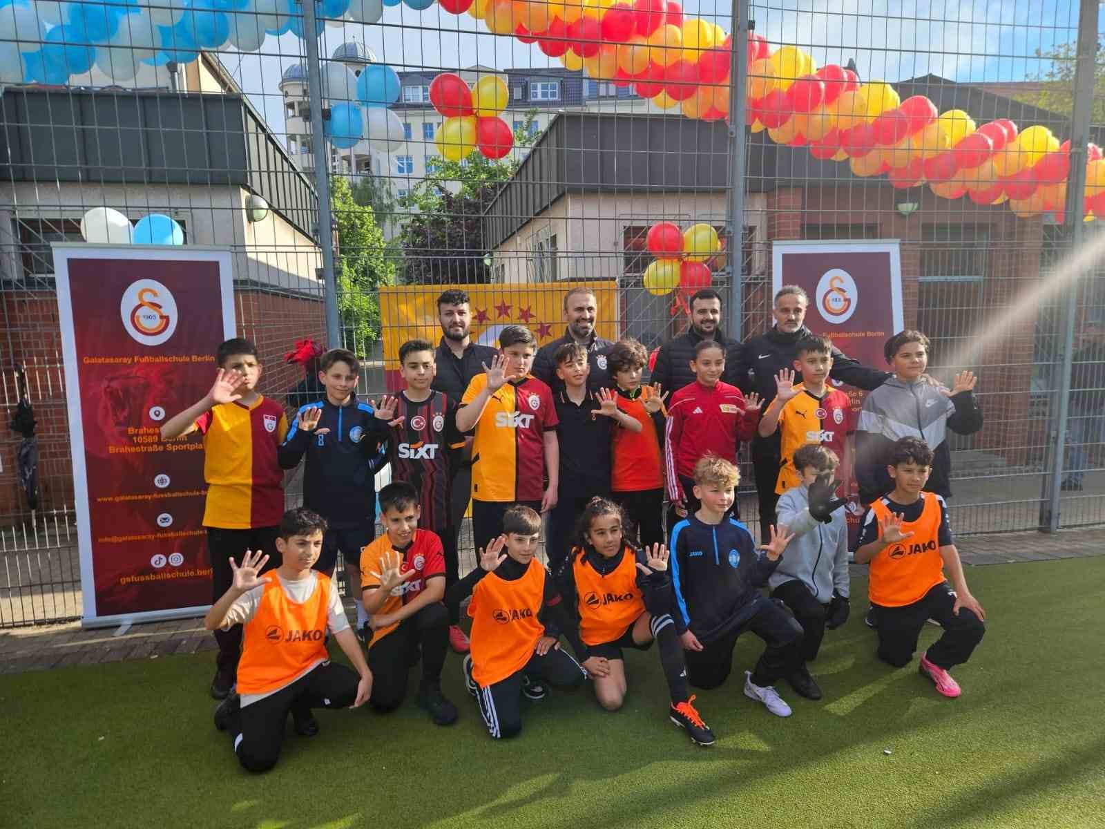 berlinde-galatasaray-futbol-okulu-coskusu