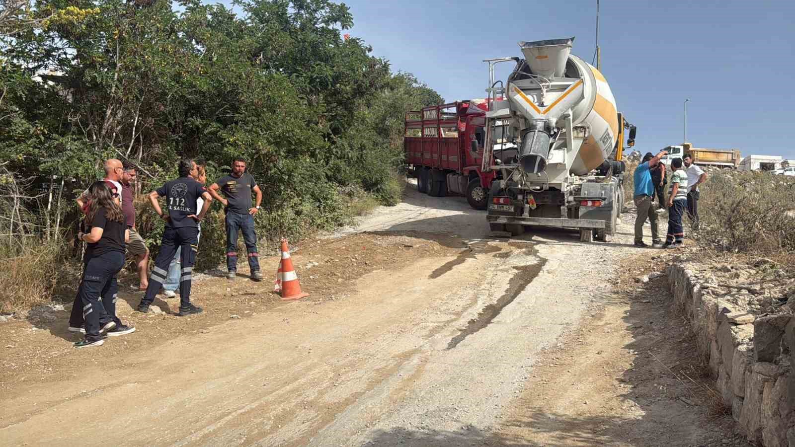 beton-mikseri-ile-kayan-kamyonetin-arasinda-kalan-surucu-hayatini-kaybetti
