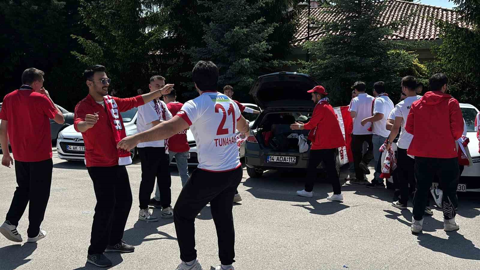 boluspor-taraftari-33-yillik-super-lig-hasreti-icin-30-otobusle-yola-cikti