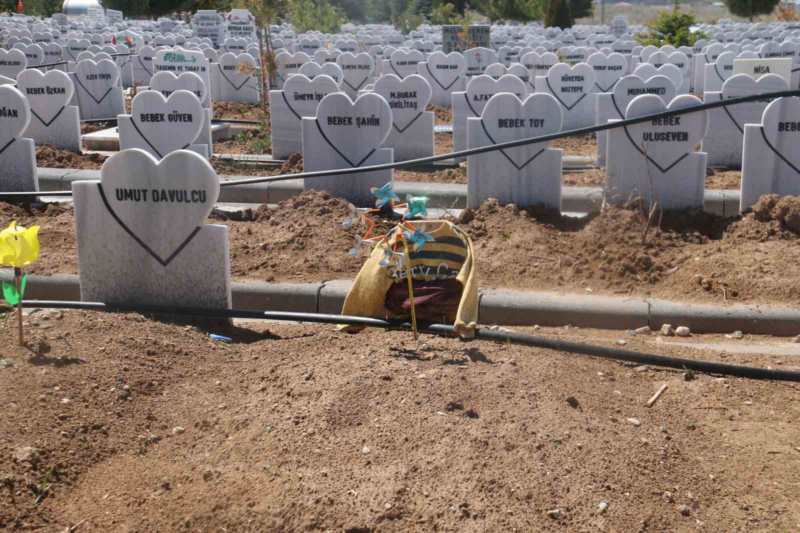 bu-mezarlikta-her-tas-bir-aciyi-anlatiyor