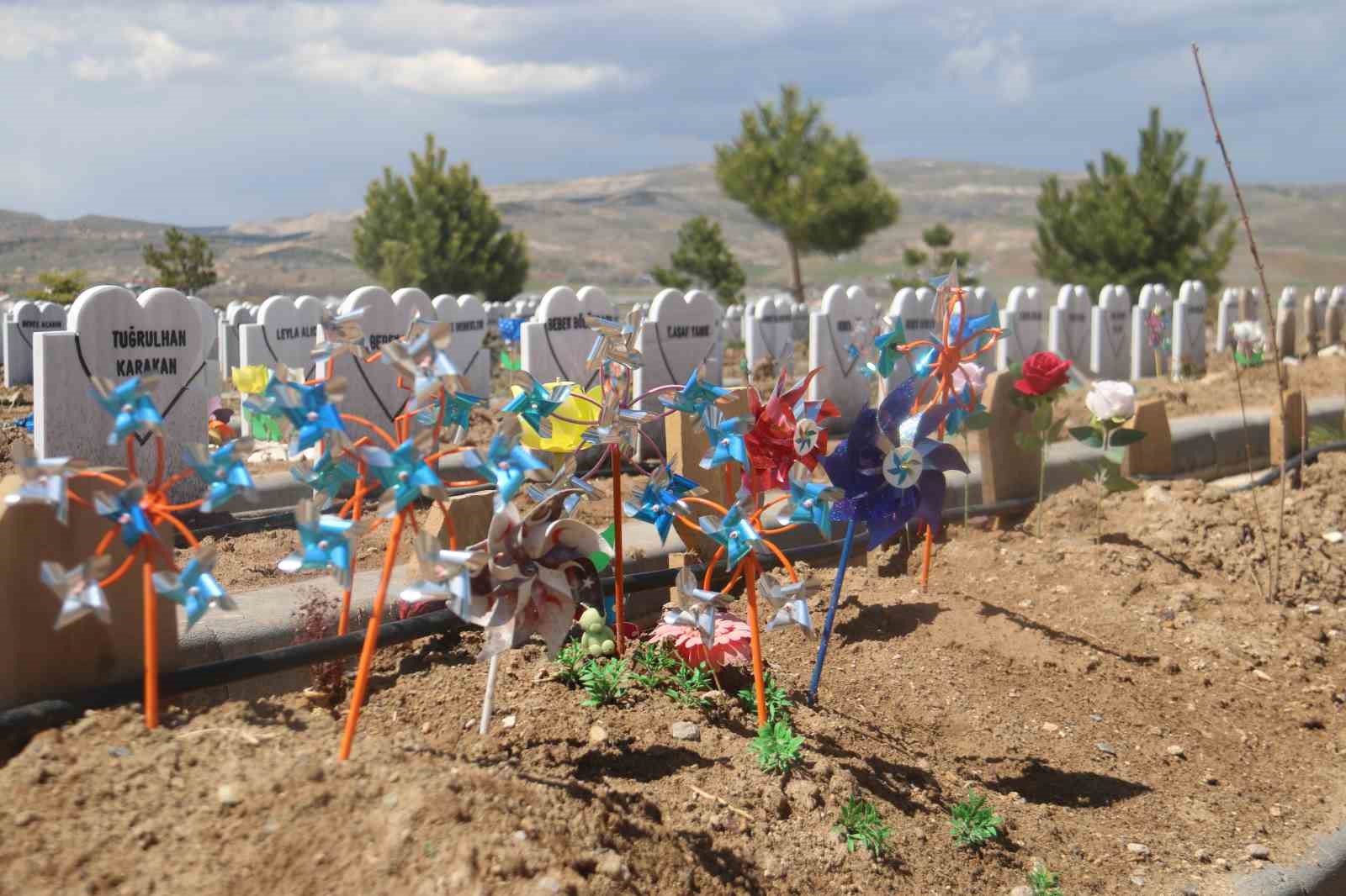 bu-mezarlikta-her-tas-bir-aciyi-anlatiyor