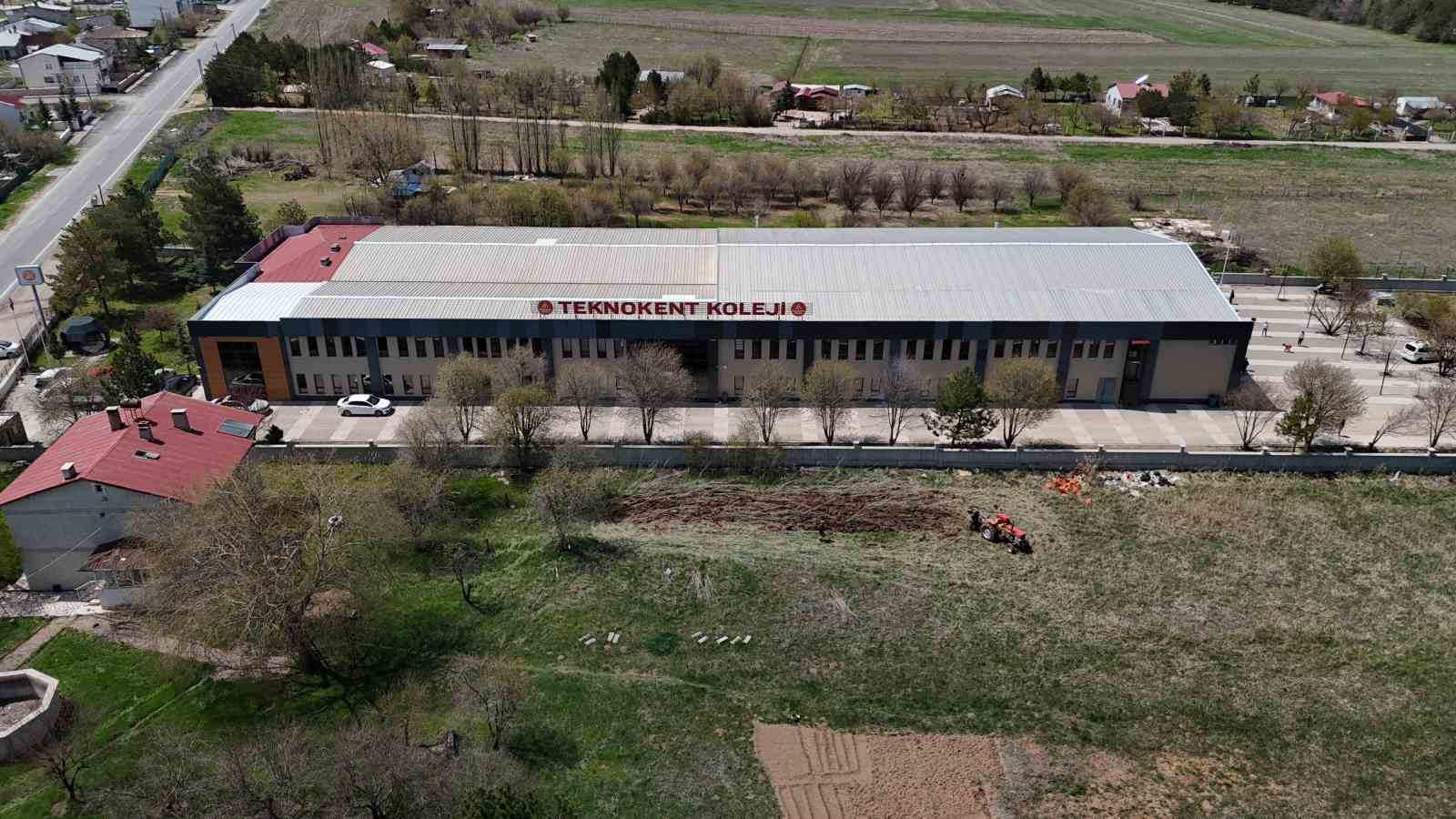 bu-okuldan-mezun-olan-ogrenciler-aranan-personel-oluyor