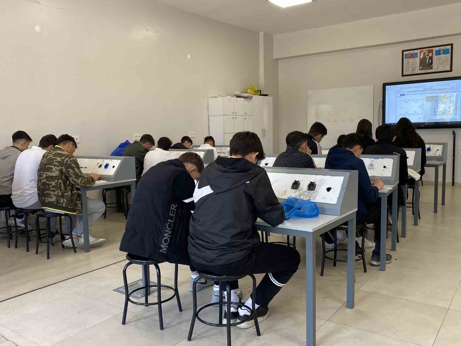bu-okuldan-mezun-olan-ogrenciler-aranan-personel-oluyor