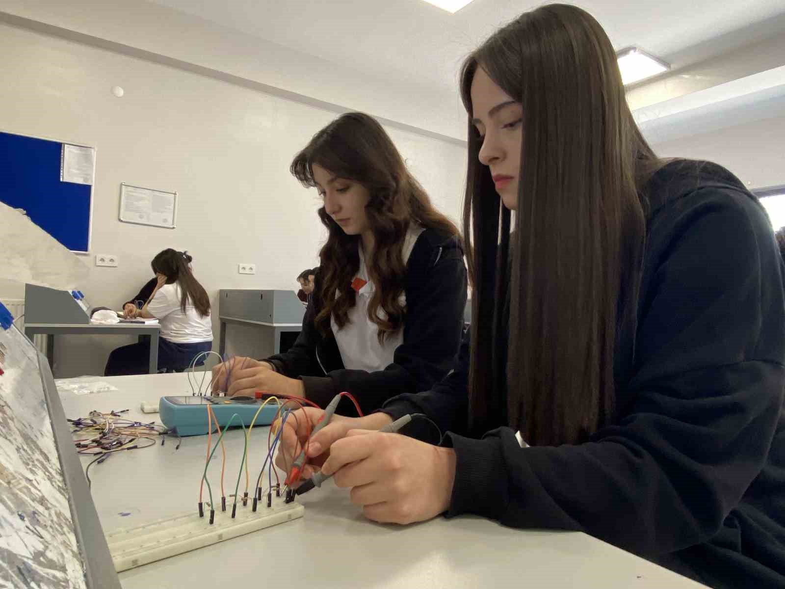 bu-okuldan-mezun-olan-ogrenciler-aranan-personel-oluyor