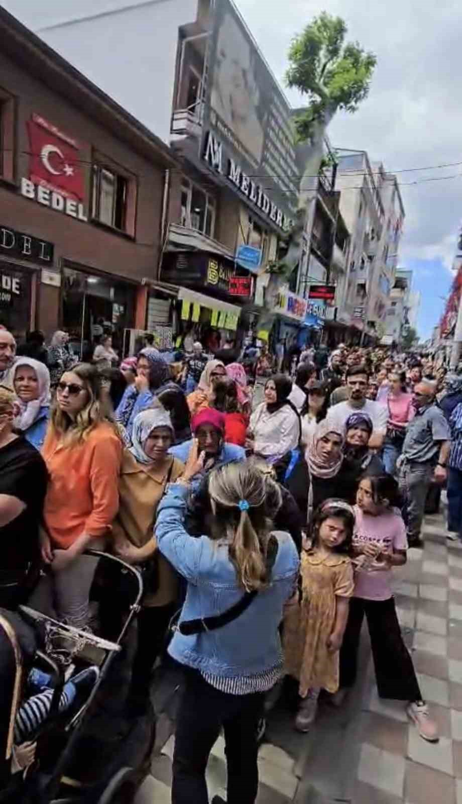 bursada-cekilisi-duyan-magaza-onune-kostu
