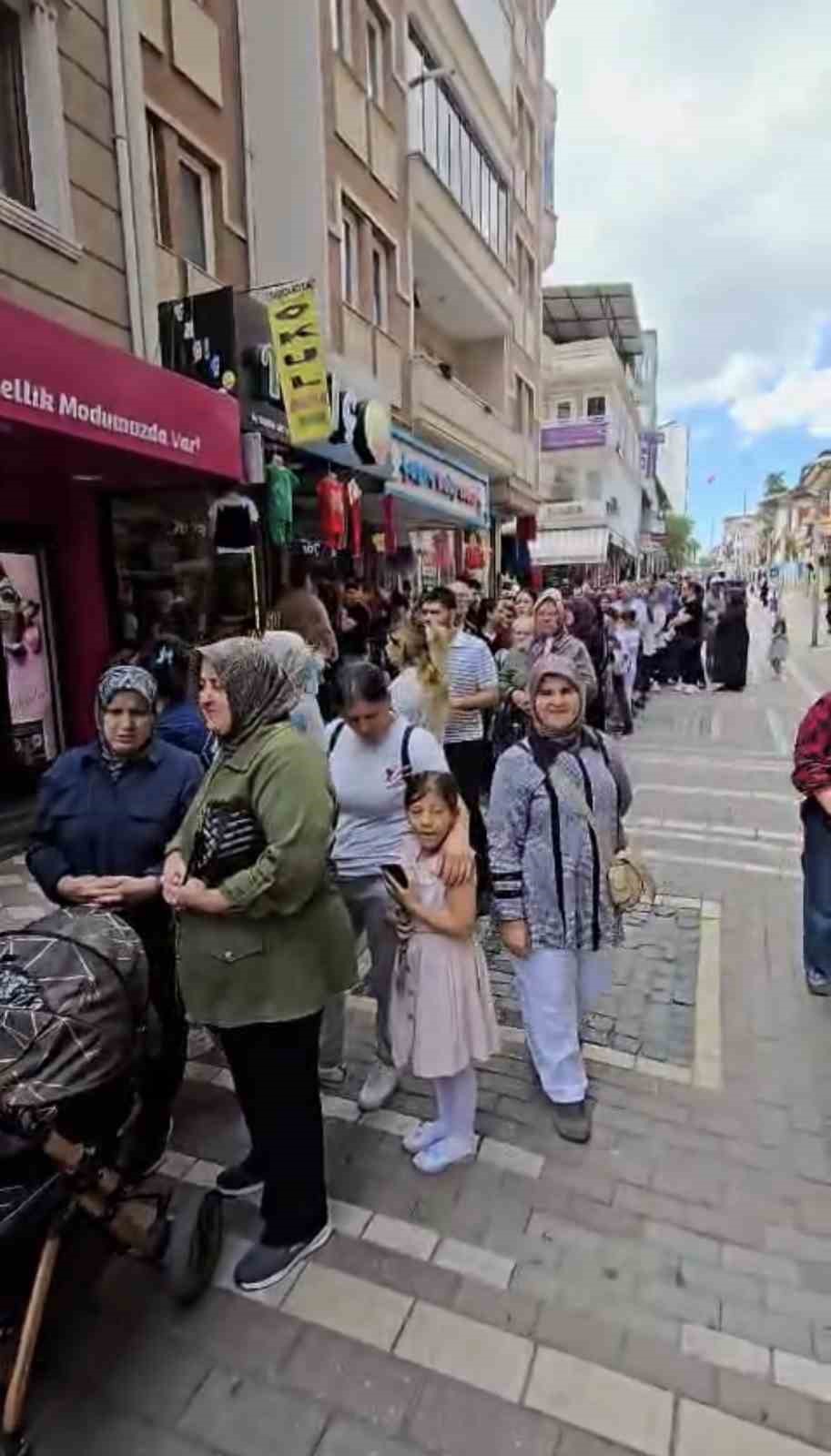 bursada-cekilisi-duyan-magaza-onune-kostu