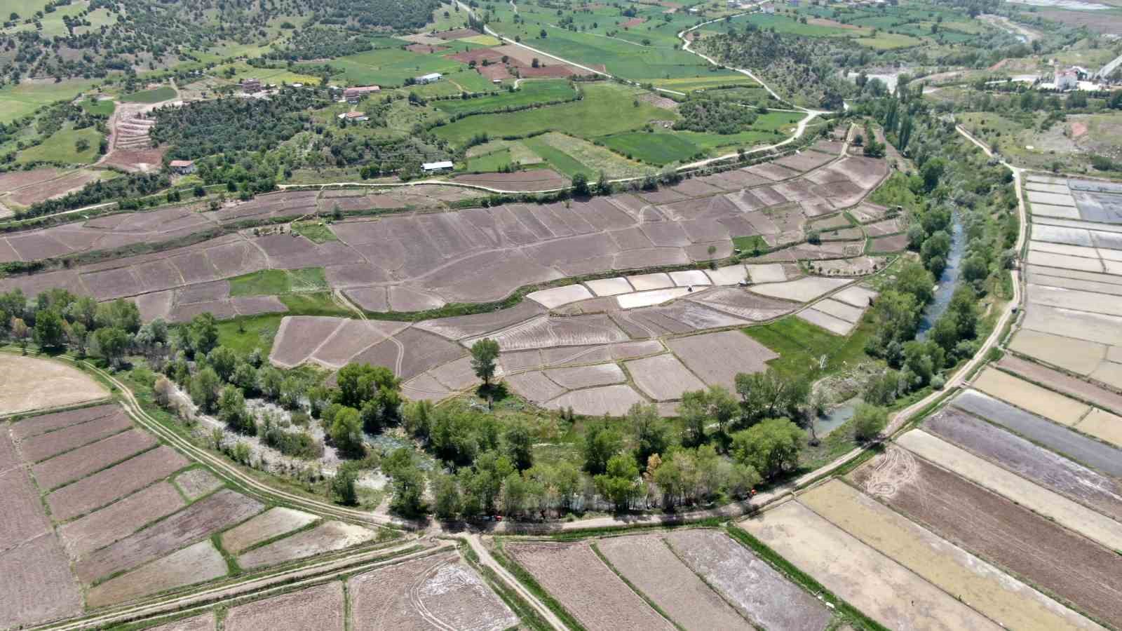 ciftcilerin-zorlu-celtik-mesaisi-dize-ulasan-suyun-icinde-ekim-yapiyorlar