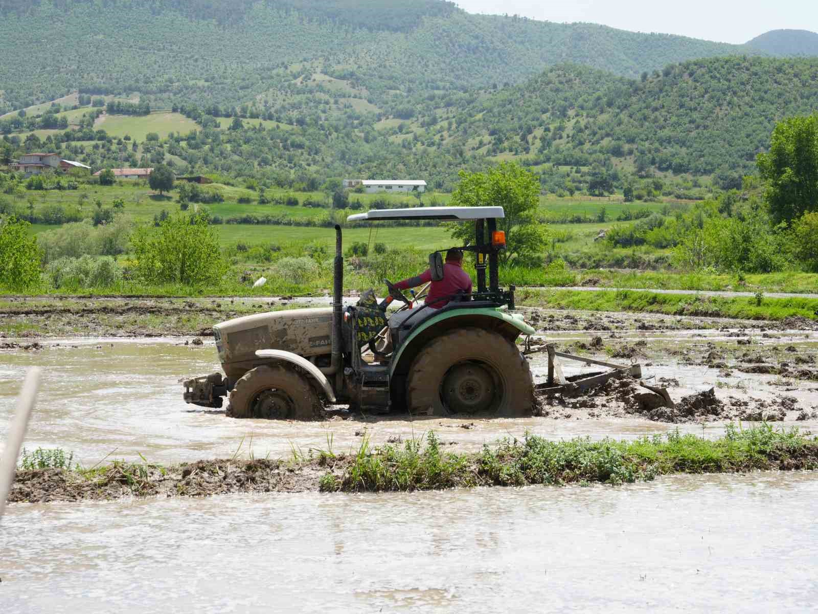 ciftcilerin-zorlu-celtik-mesaisi-dize-ulasan-suyun-icinde-ekim-yapiyorlar