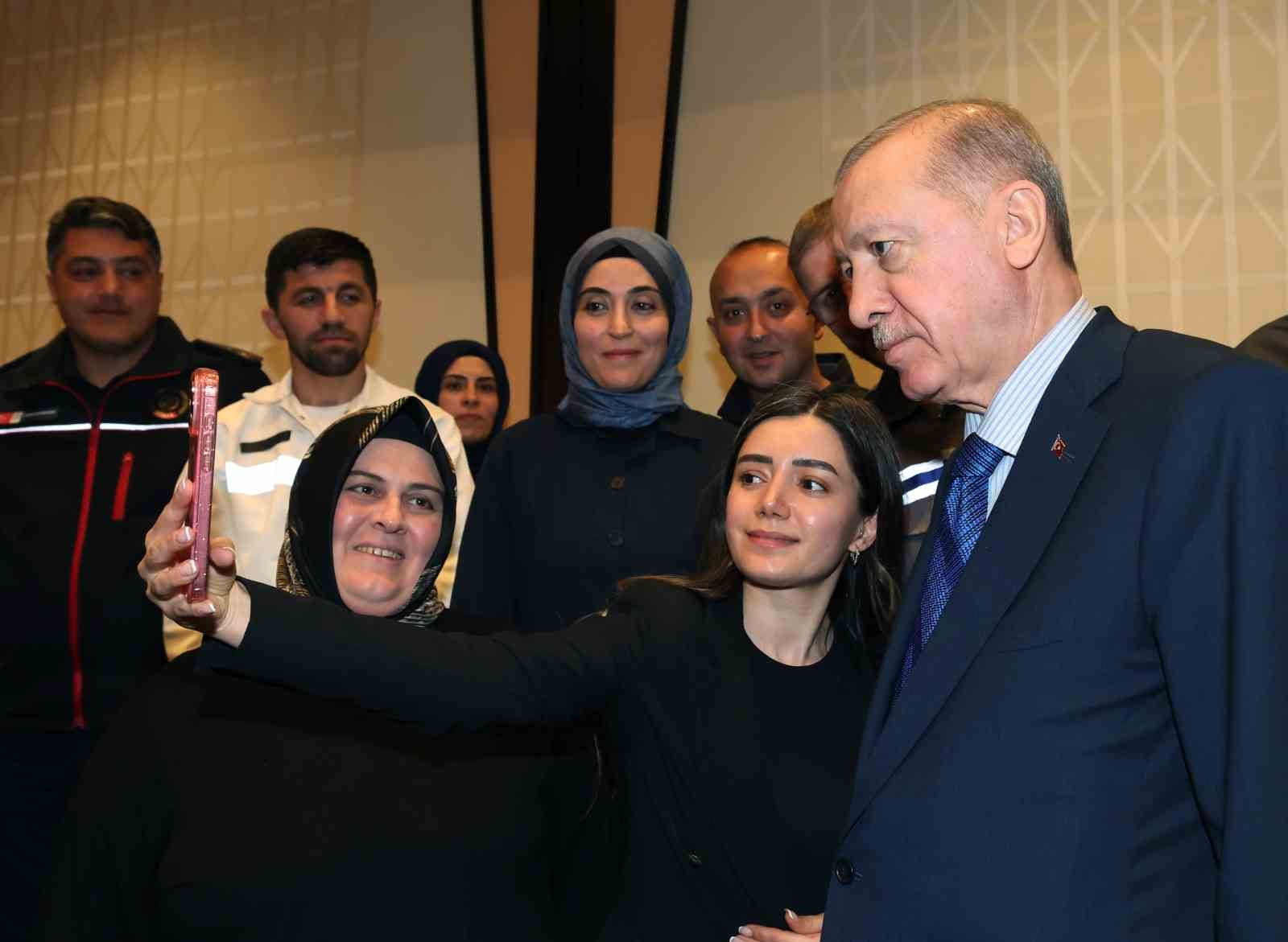 cumhurbaskani-erdogan-iscilerle-bir-araya-geldi