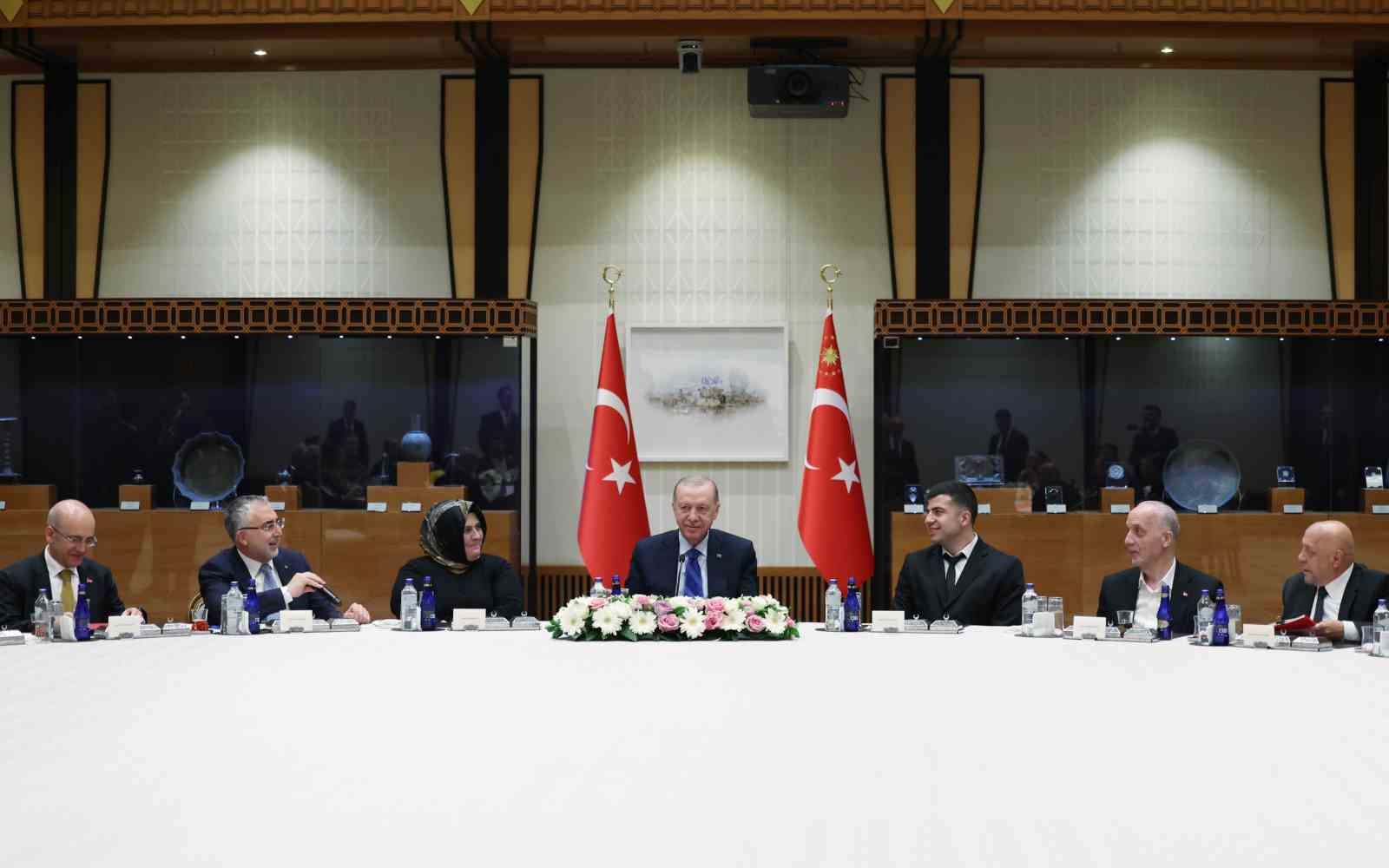 cumhurbaskani-erdogan-iscilerle-bir-araya-geldi