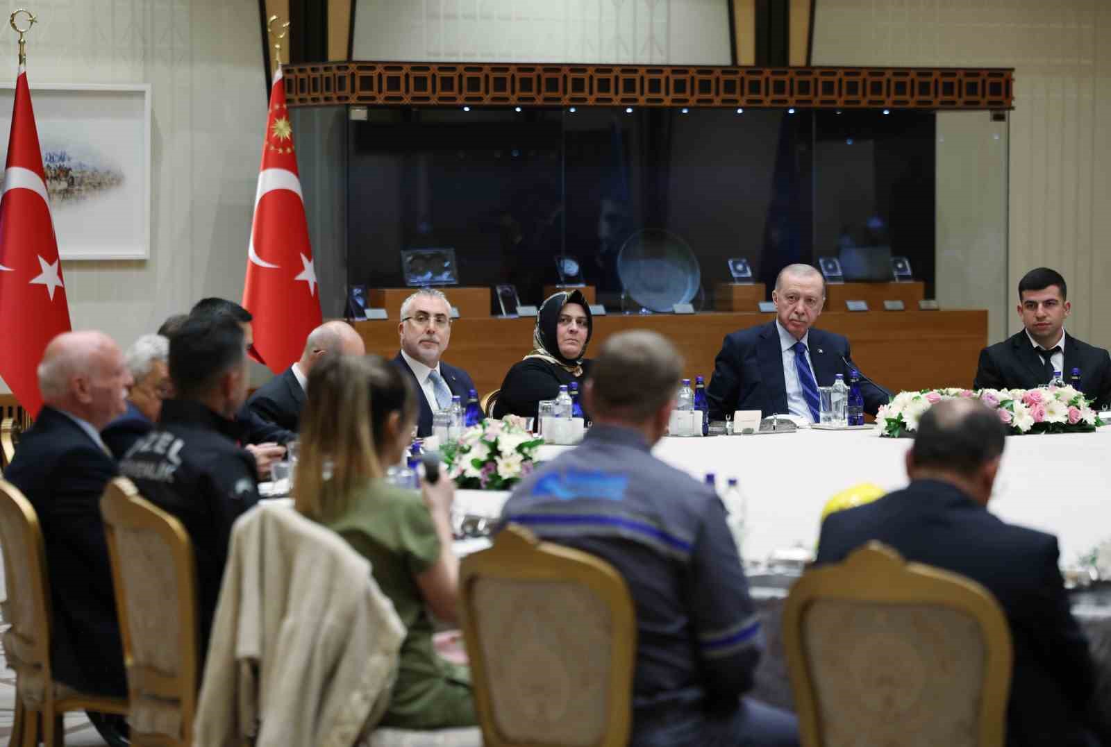 cumhurbaskani-erdogan-iscilerle-bir-araya-geldi