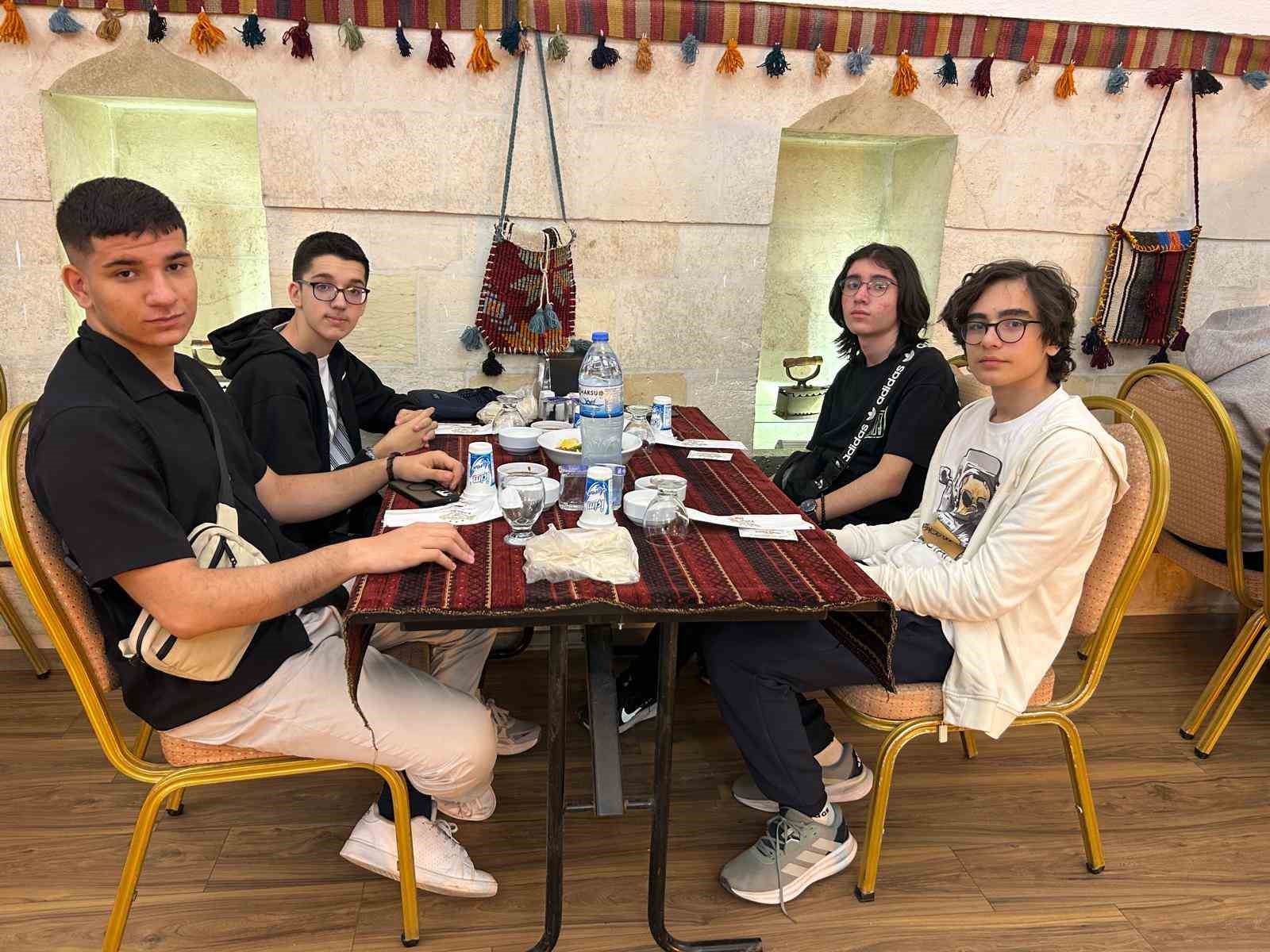 cumhuriyet-universitesi-vakfi-okullari-ogrencileri-gezerek-ogreniyor