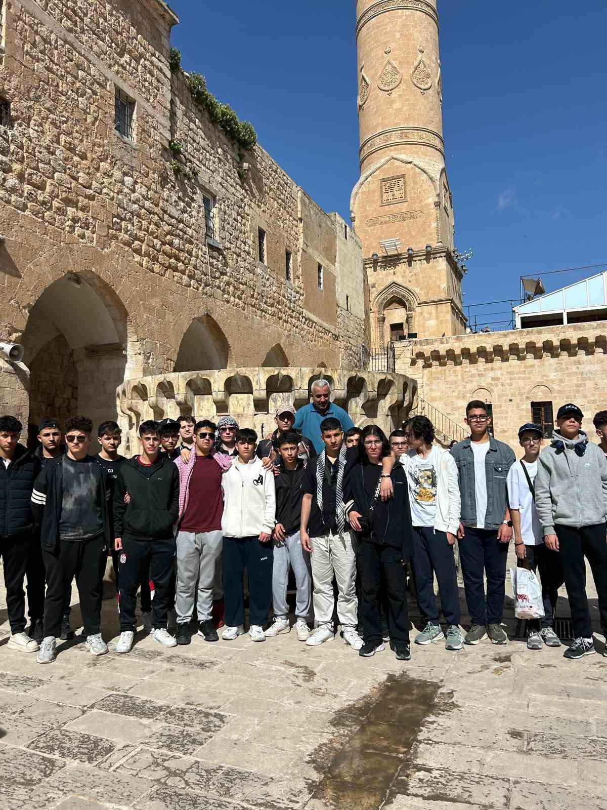 cumhuriyet-universitesi-vakfi-okullari-ogrencileri-gezerek-ogreniyor