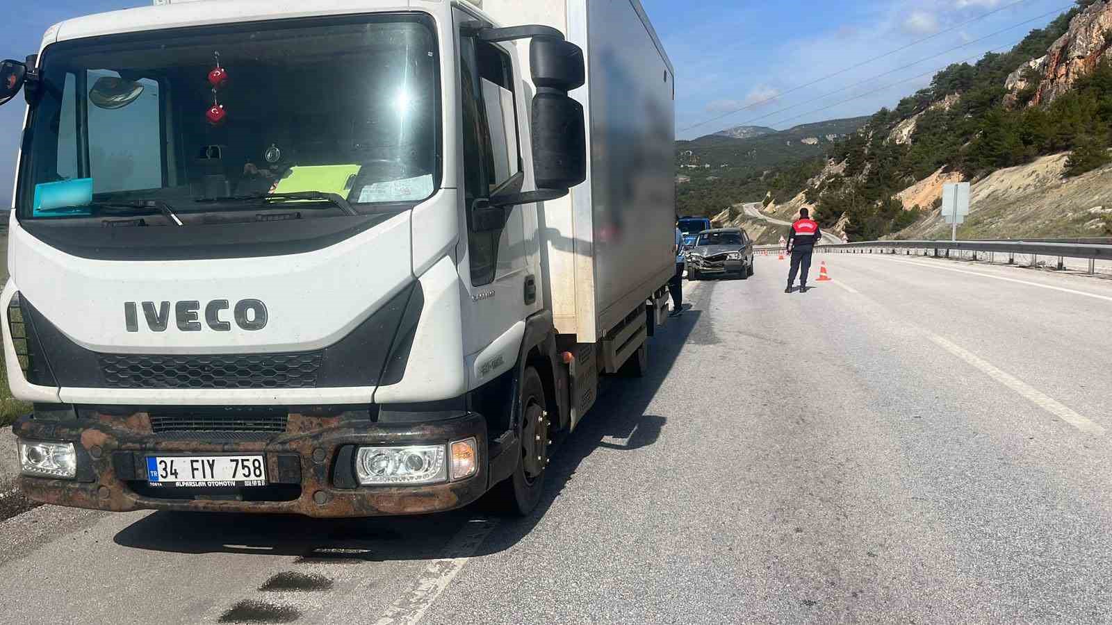 d100de-otomobil-kamyona-carpti-2-yarali