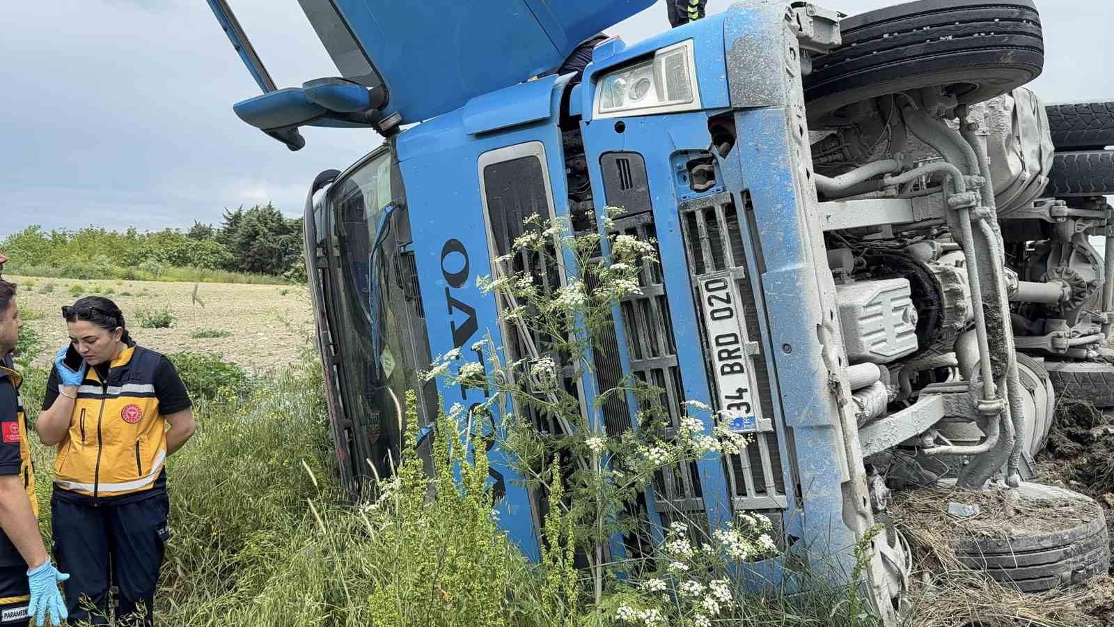 devrilen-hafriyat-kamyonunun-icerisinde-kurtarilmayi-bekledi