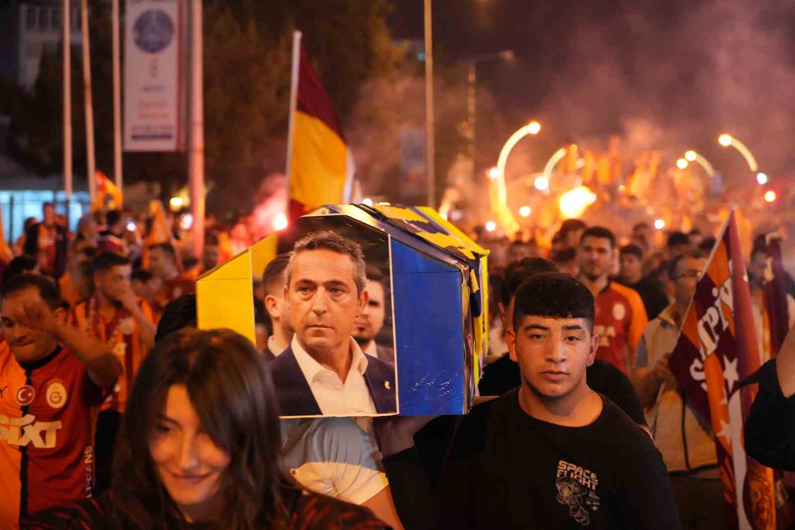 edirnede-galatasaray-taraftarindan-ilginc-sampiyonluk-kutlamasi