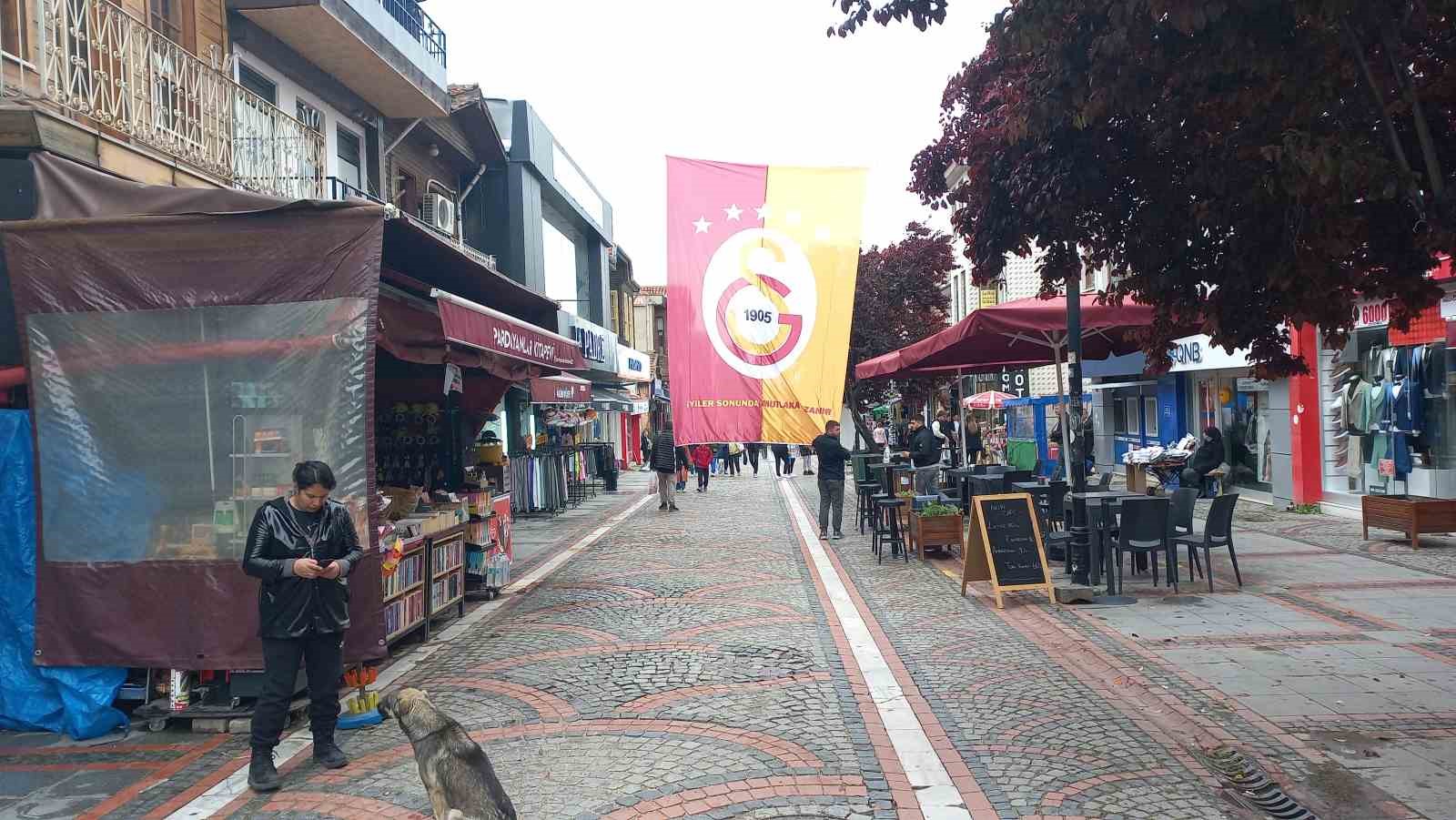 edirnede-galatasarayin-5-yildizli-bayragini-yirtip-kactilar