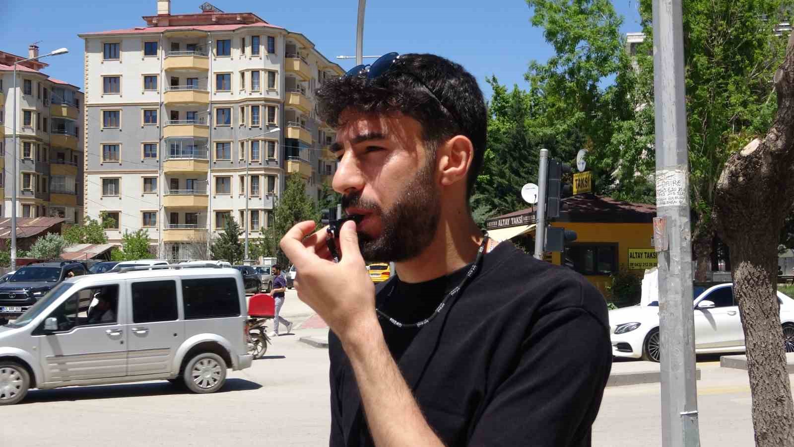 elektrik-kesintisinde-hakem-dudugunu-alip-trafigi-yonetti