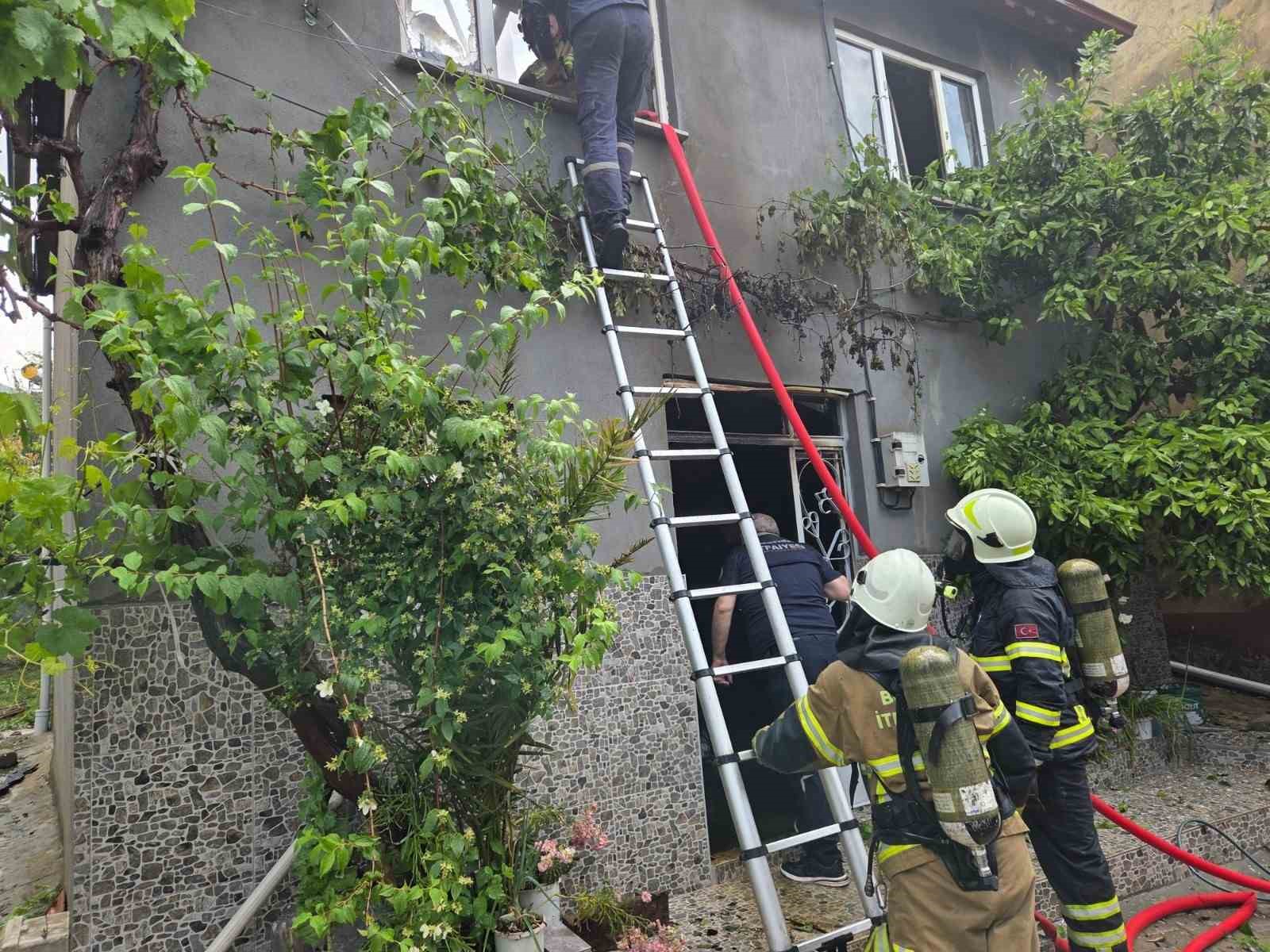 elektrik-tesisatindan-cikan-yangin-evi-kule-cevirdi