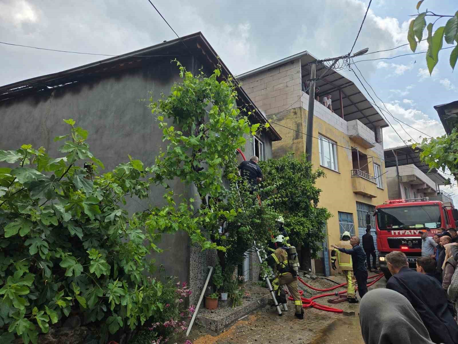 elektrik-tesisatindan-cikan-yangin-evi-kule-cevirdi