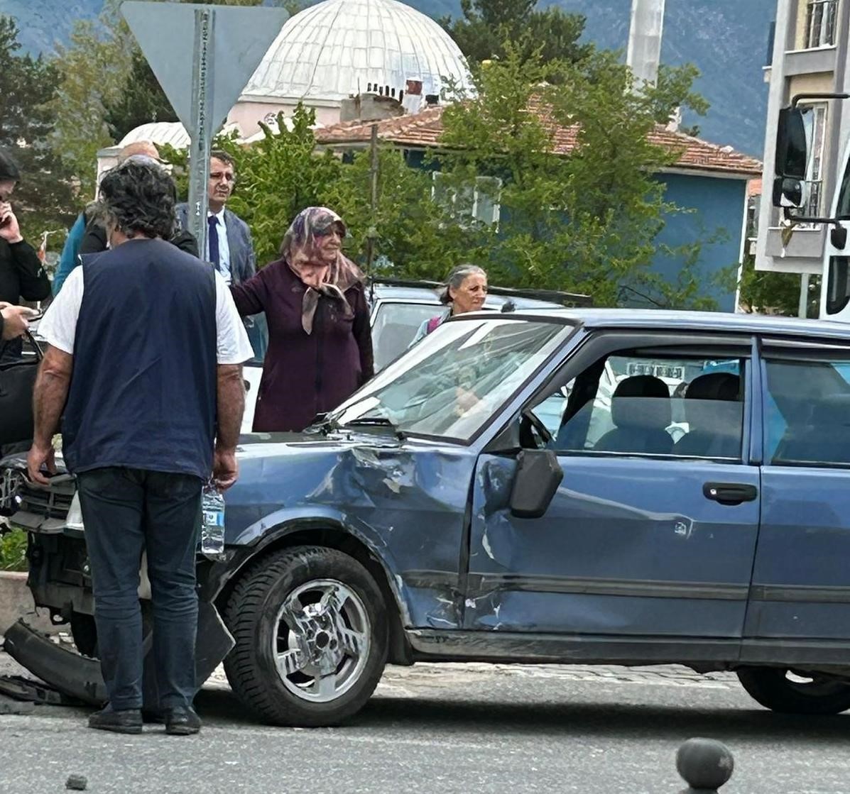 erzincanda-otomobil-ile-motosiklet-carpisti