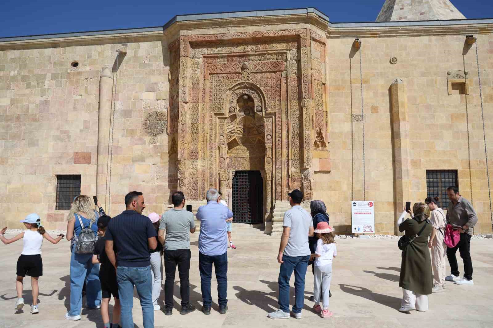 esrarengiz-golgeleri-gormek-isteyenler-8-asirlik-camiye-akin-etti