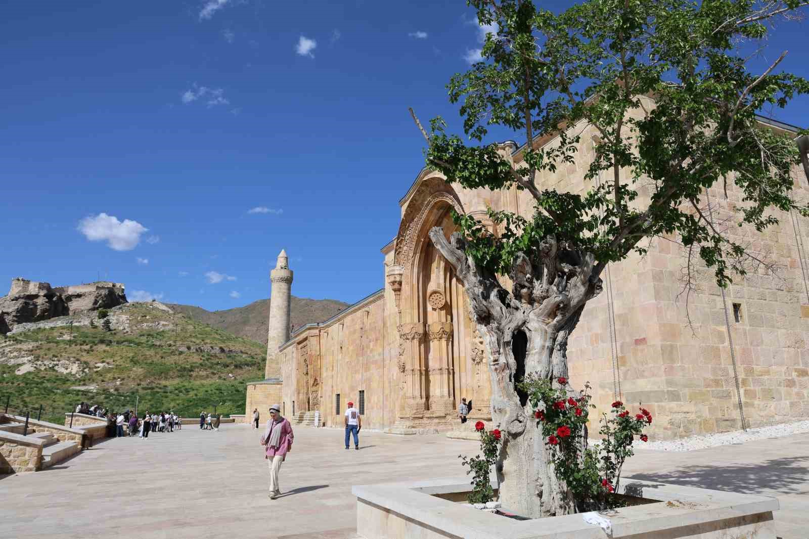 esrarengiz-golgeleri-gormek-isteyenler-8-asirlik-camiye-akin-etti