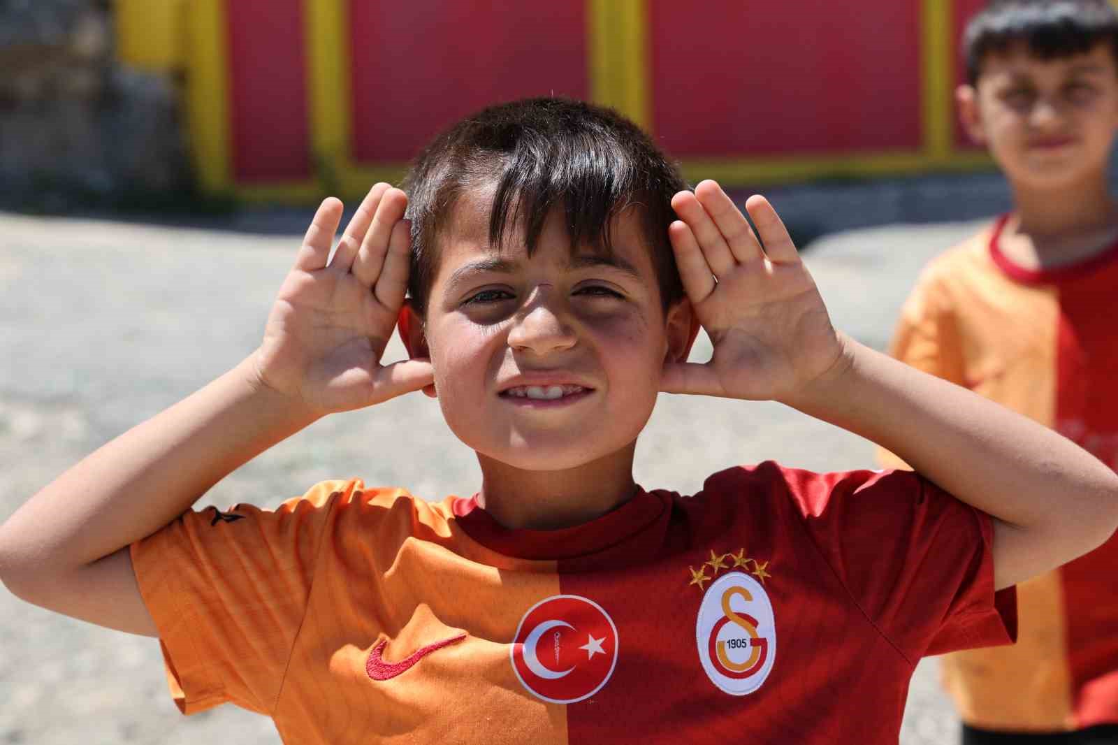 galatasarayli-taraftar-evinin-dis-cephesini-sari-kirmiziya-boyatip-osimhen-ve-5-yildizi-ekledi