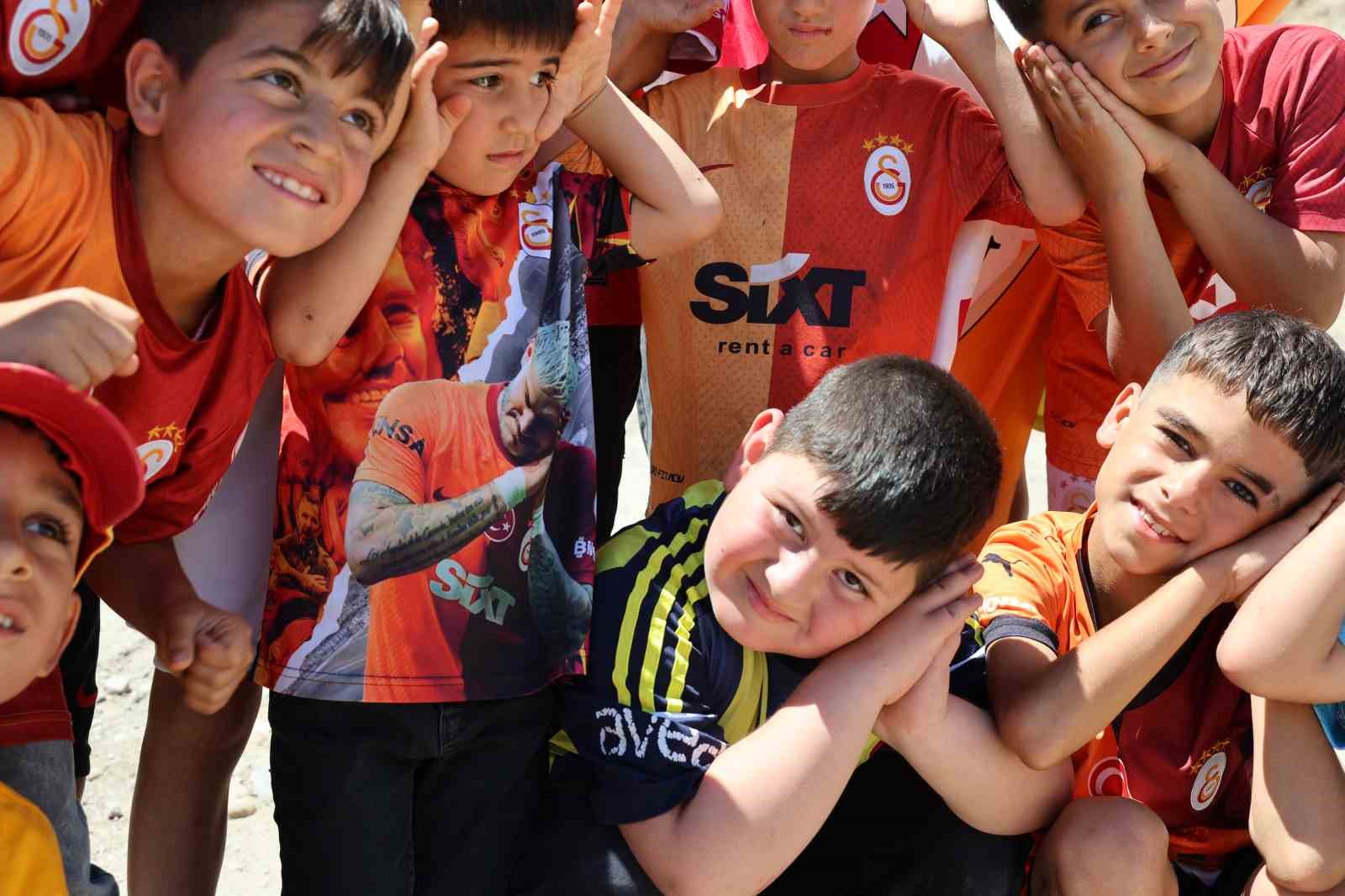 galatasarayli-taraftar-evinin-dis-cephesini-sari-kirmiziya-boyatip-osimhen-ve-5-yildizi-ekledi