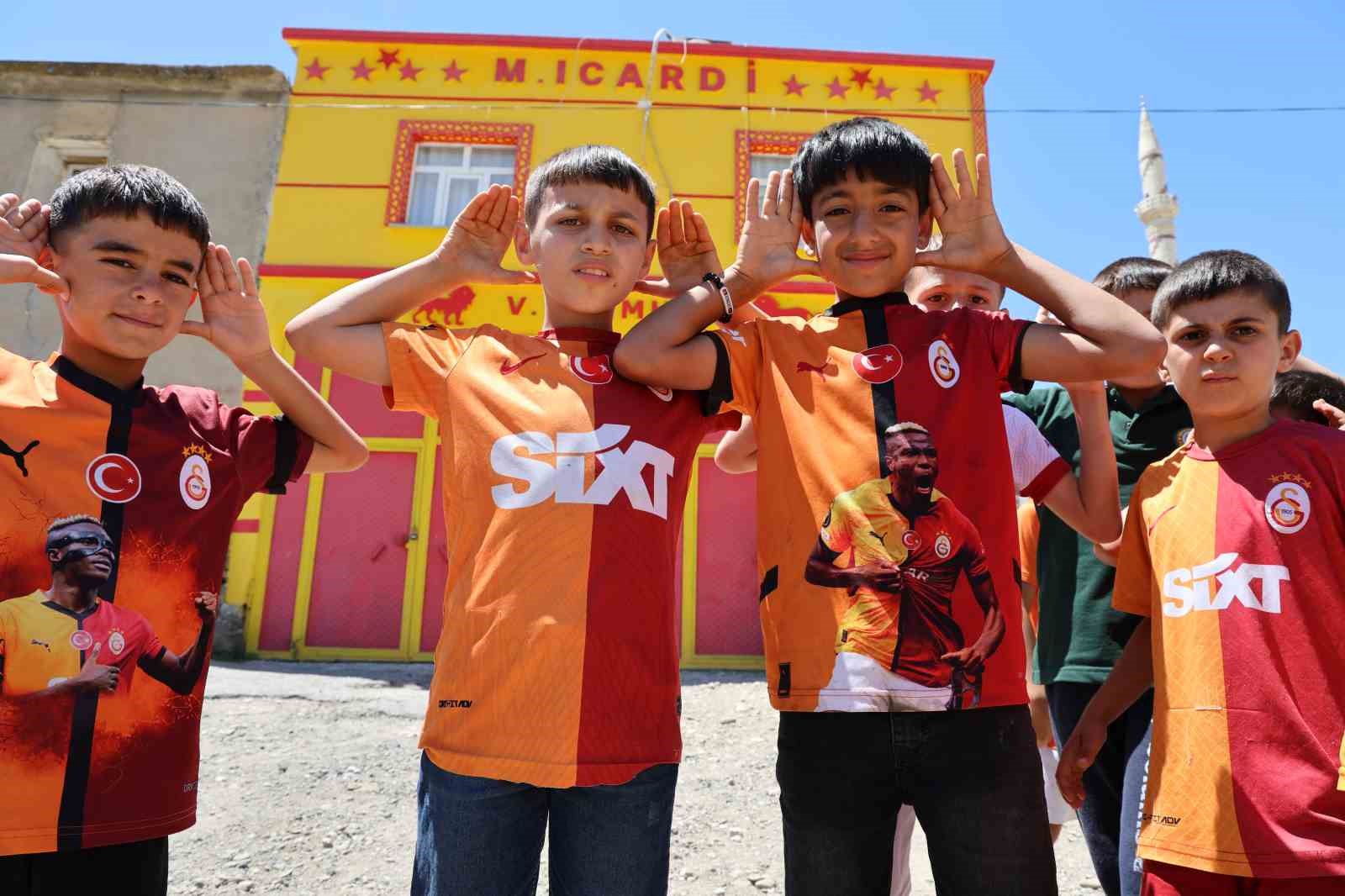 galatasarayli-taraftar-evinin-dis-cephesini-sari-kirmiziya-boyatip-osimhen-ve-5-yildizi-ekledi