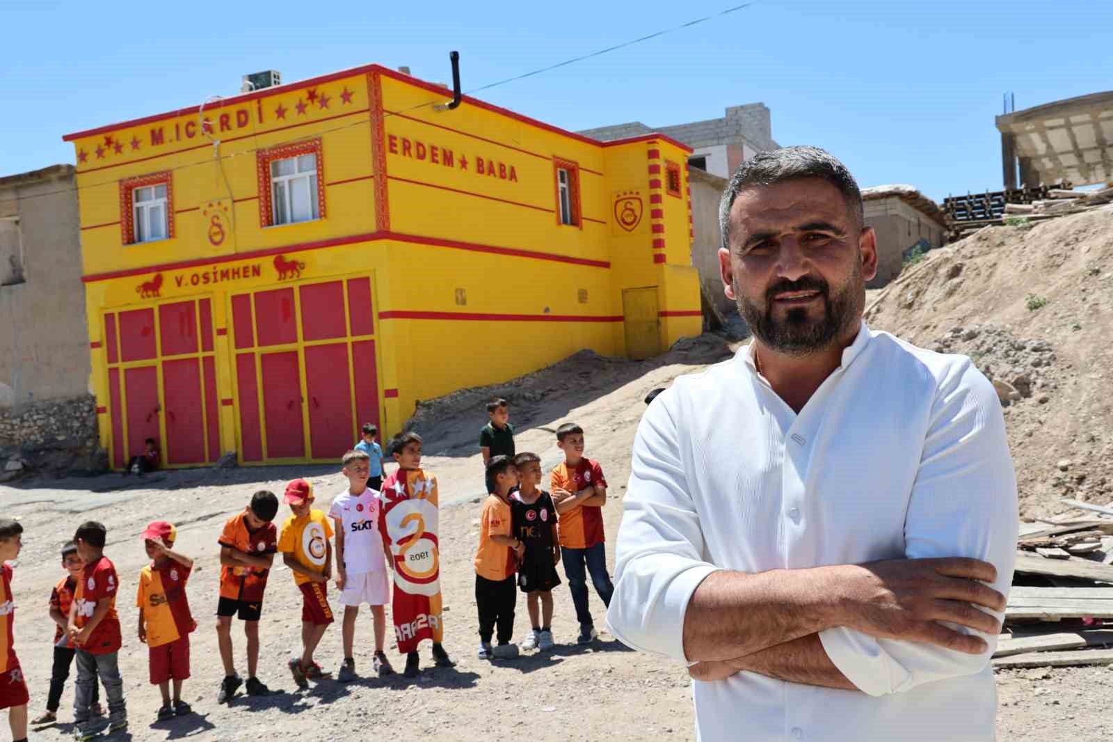 galatasarayli-taraftar-evinin-dis-cephesini-sari-kirmiziya-boyatip-osimhen-ve-5-yildizi-ekledi