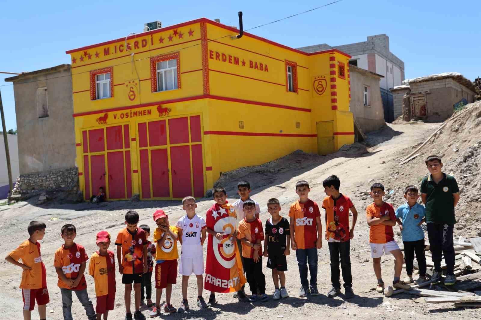 galatasarayli-taraftar-evinin-dis-cephesini-sari-kirmiziya-boyatip-osimhen-ve-5-yildizi-ekledi