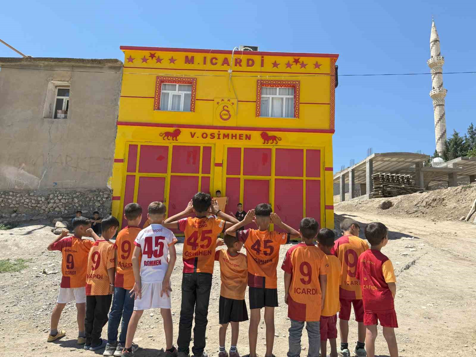 galatasarayli-taraftar-evinin-dis-cephesini-sari-kirmiziya-boyatip-osimhen-ve-5-yildizi-ekledi