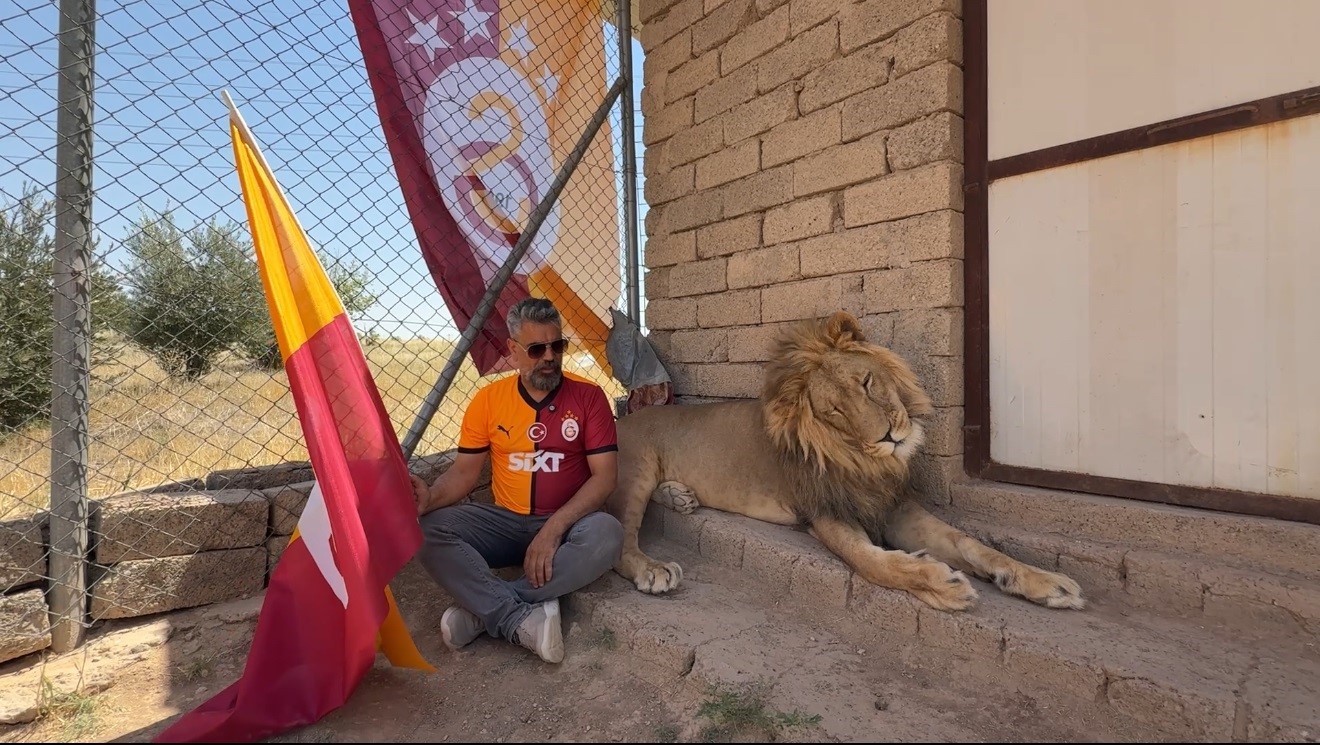 galatasarayli-taraftar-sampiyonlugu-aslanlariyla-kutladi